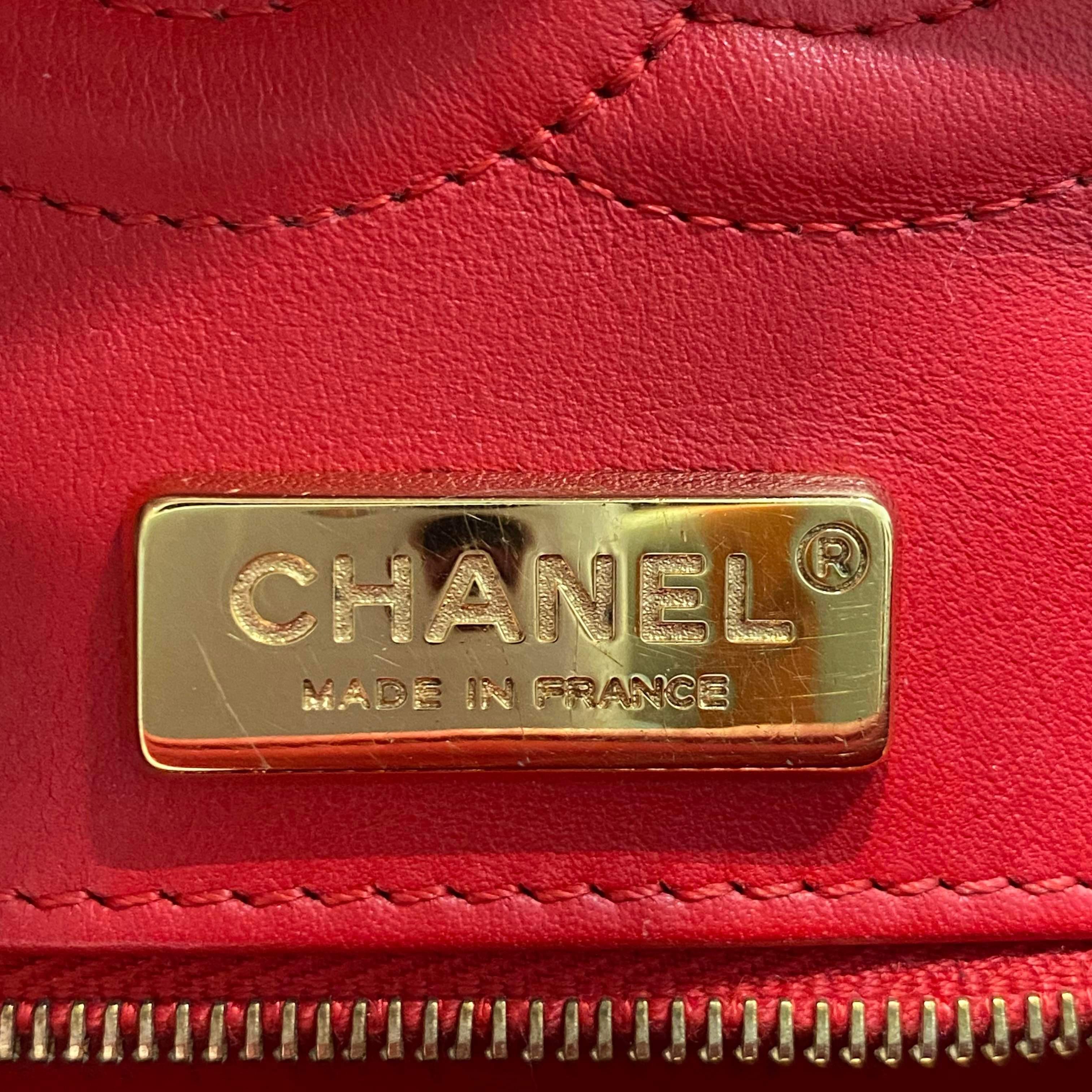 Chanel - Sac moyen à double rabat en alligator rouge brillant et ornements dorés  en vente 4