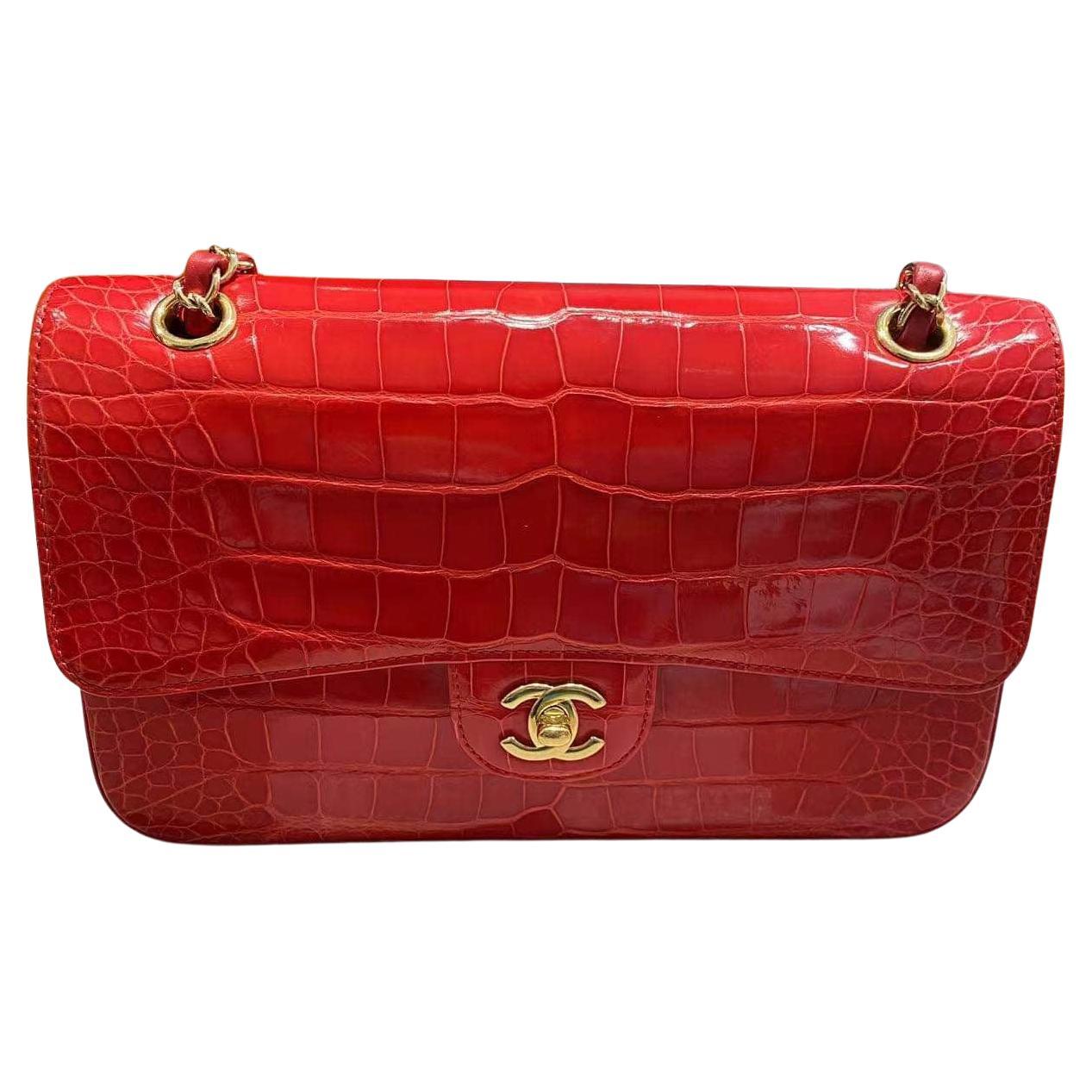 Chanel Medium Tasche mit doppelter Klappe aus glänzendem rotem Alligatorleder mit goldenen Beschlägen  im Angebot