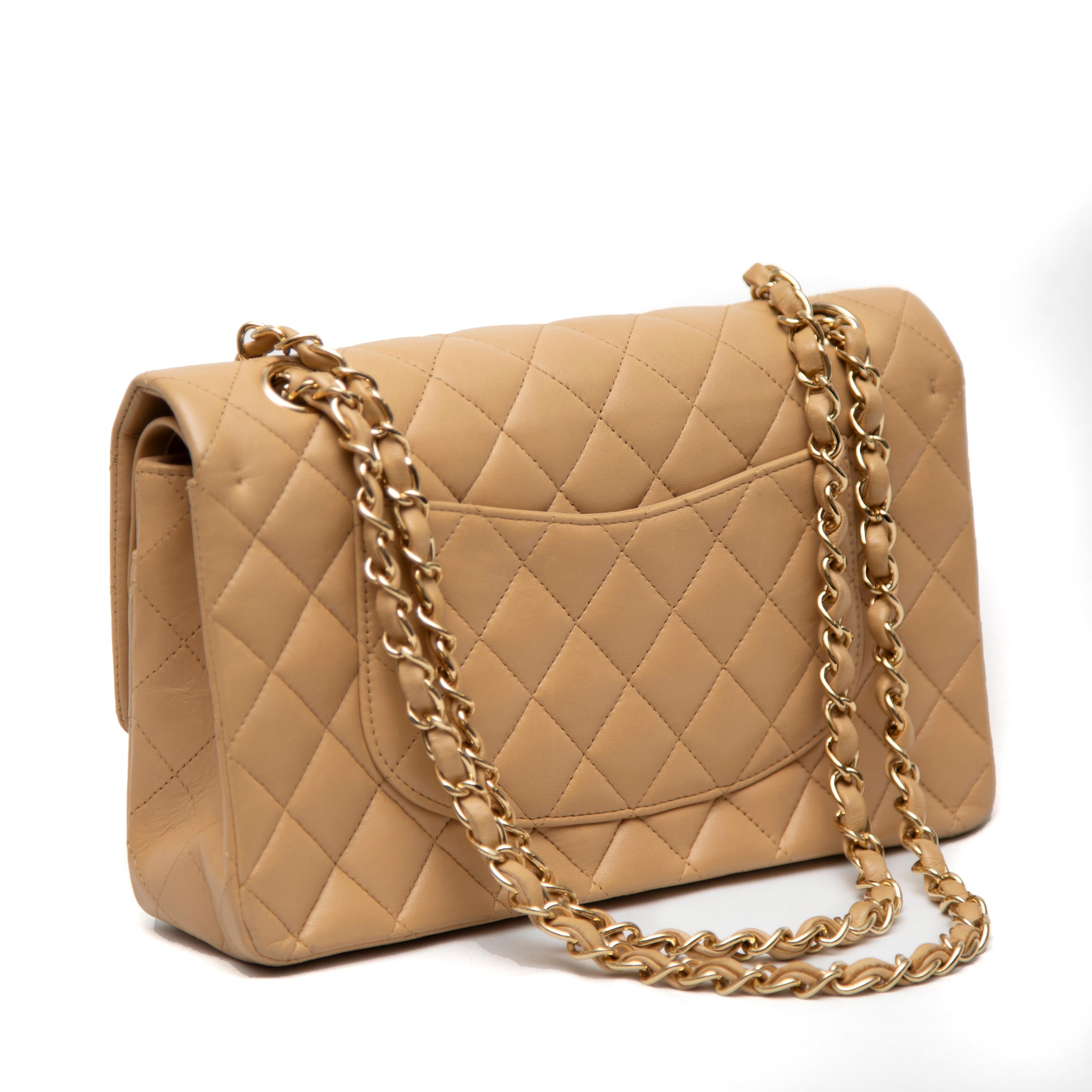Bolso Chanel mediano con doble solapa, Piel de becerro acolchada topo con herrajes dorados Marrón en venta