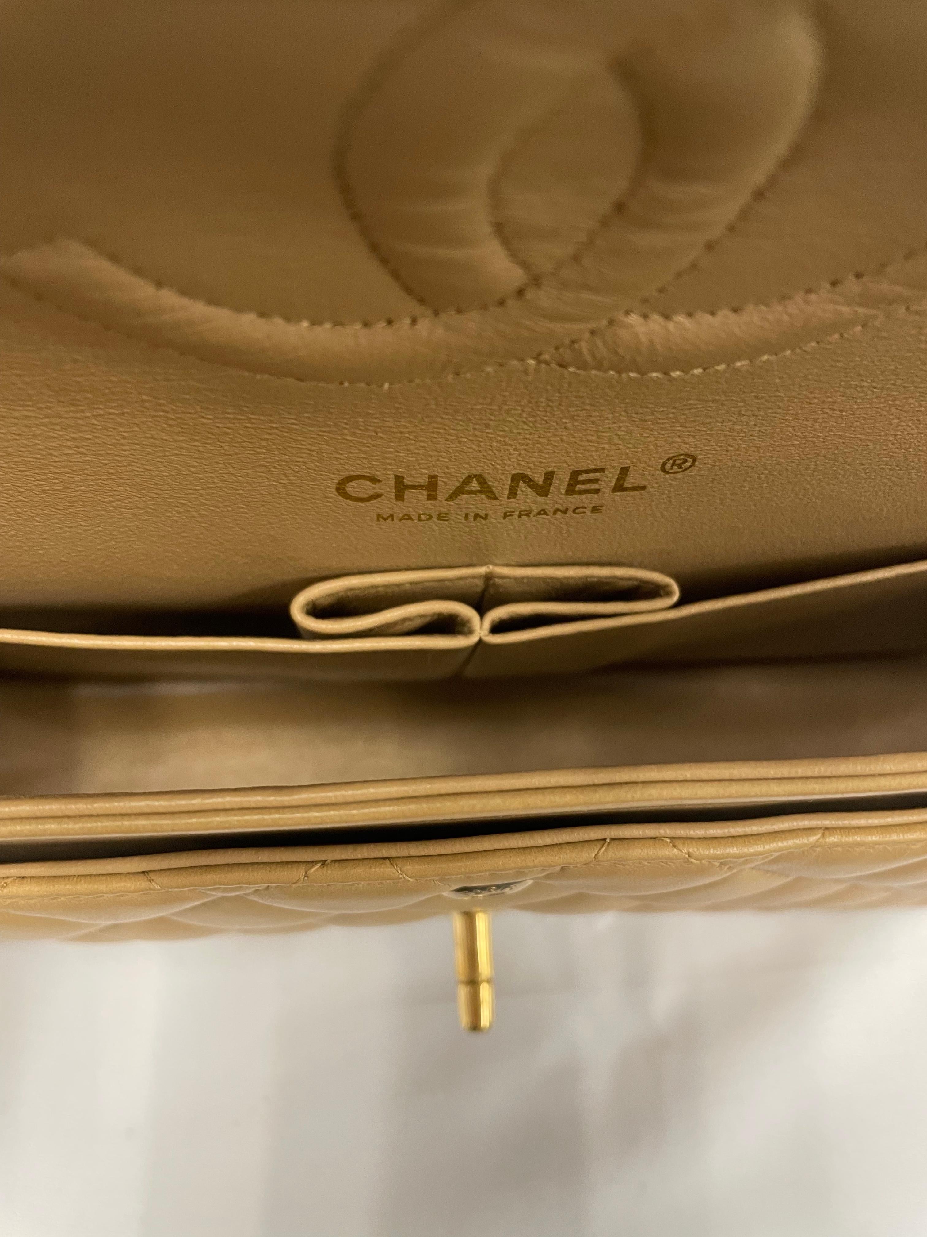 Bolso Chanel mediano con doble solapa, Piel de becerro acolchada topo con herrajes dorados en venta 1