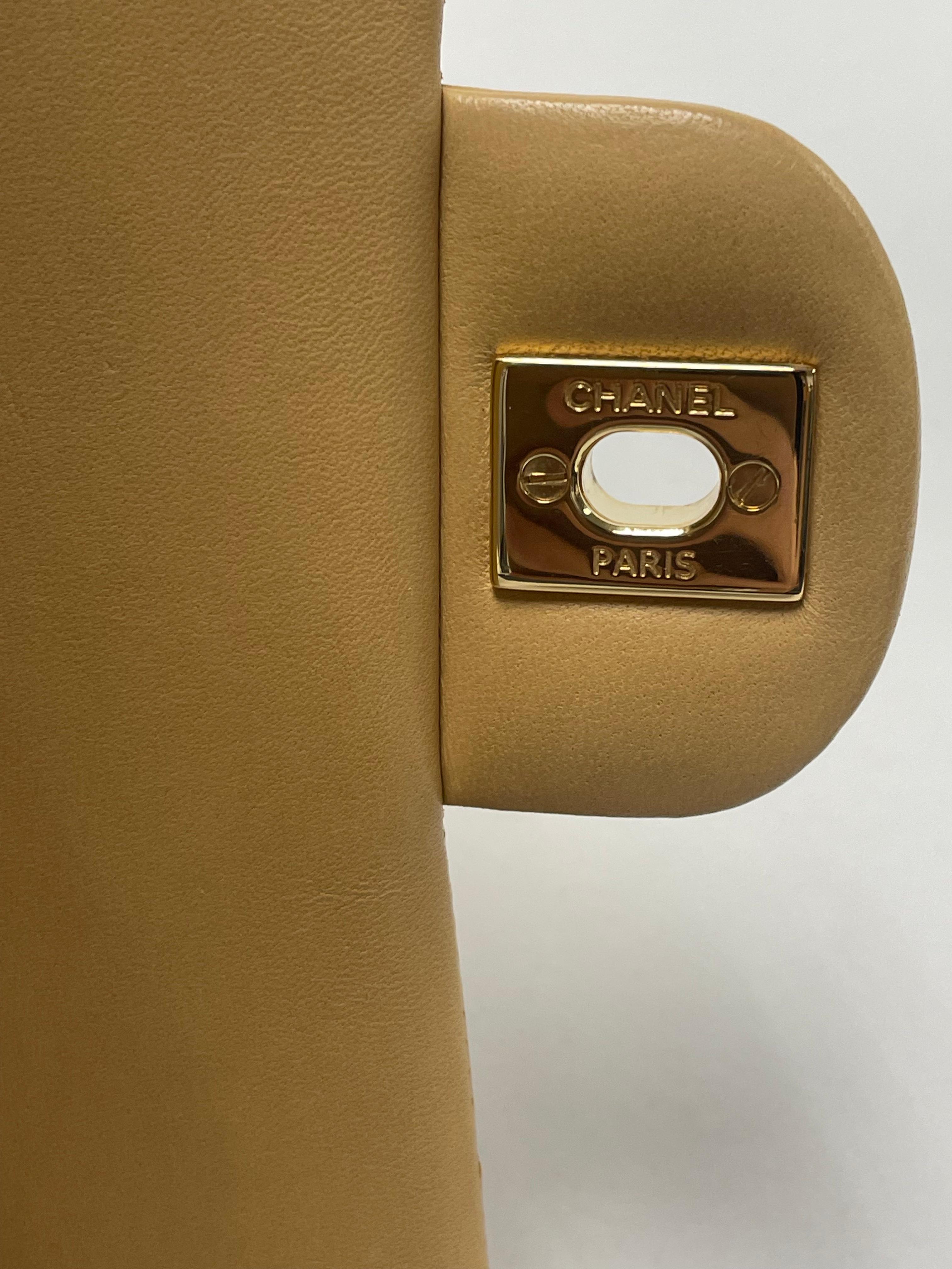Bolso Chanel mediano con doble solapa, Piel de becerro acolchada topo con herrajes dorados en venta 3