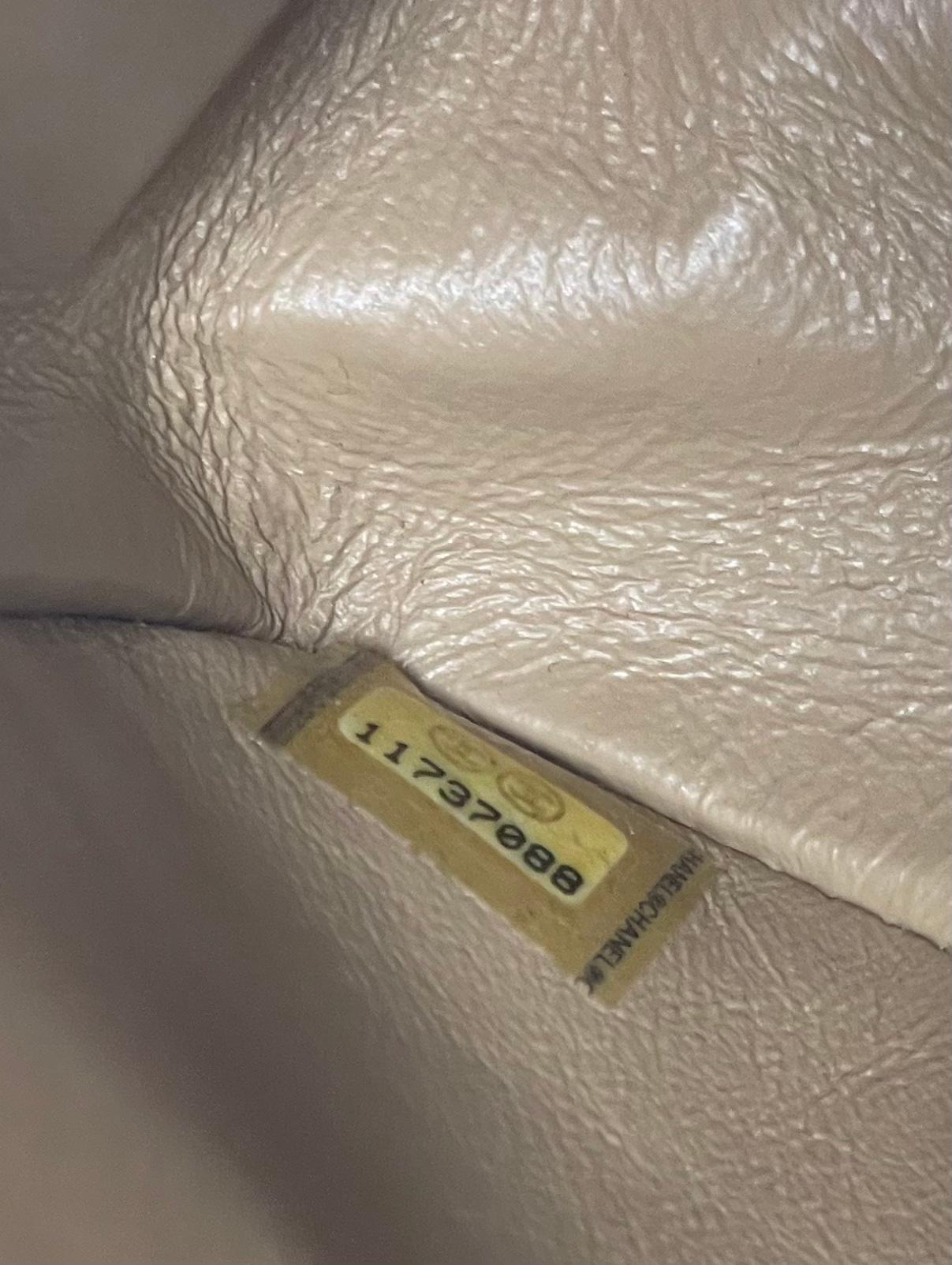 Bolso Chanel mediano con doble solapa, Piel de becerro acolchada topo con herrajes dorados en venta 4
