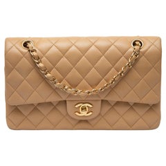 Borsa Chanel media con doppia patta, pelle di vitello trapuntata color taupe con finiture dorate
