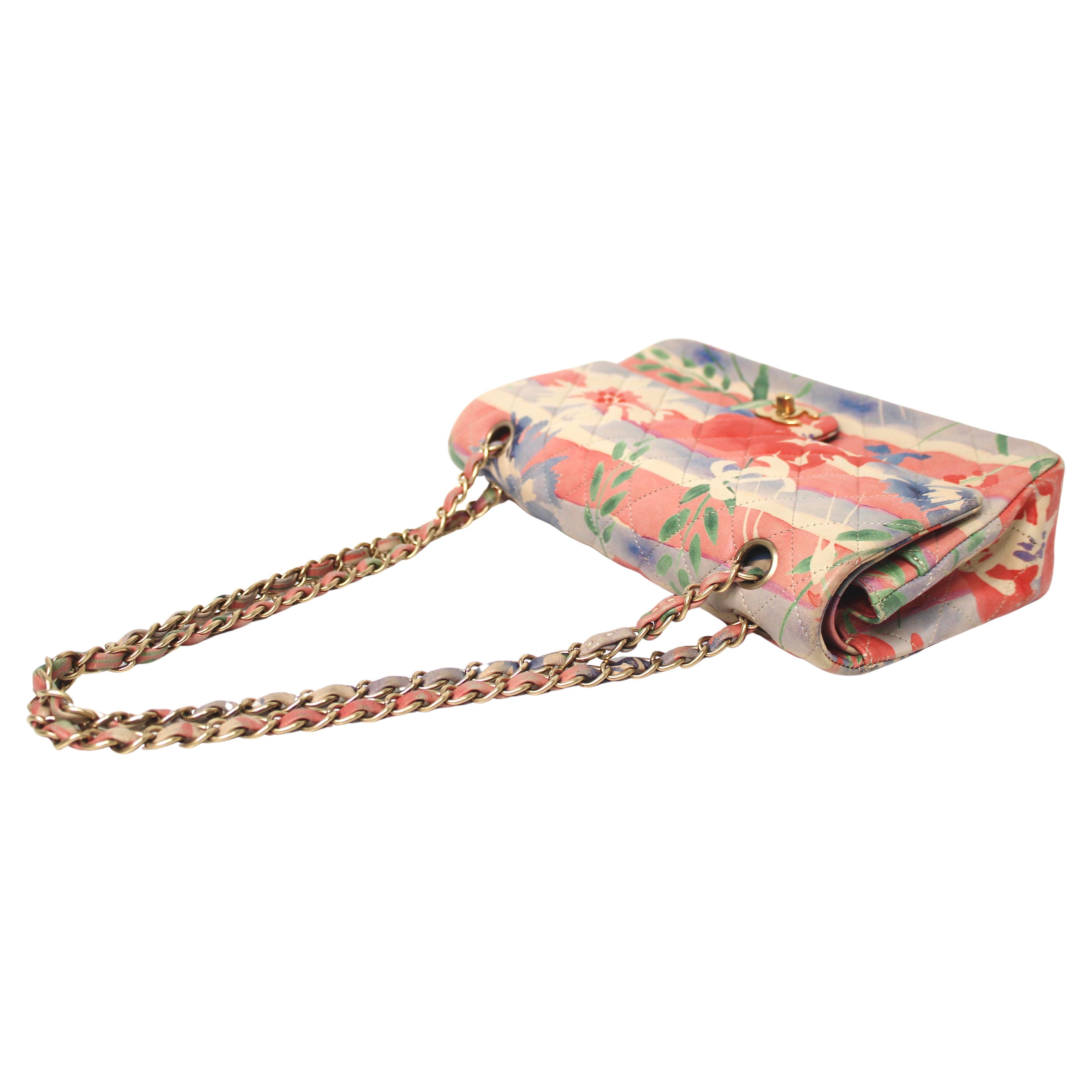 Die Chanel Medium Floral Lambskin Classic Double-Flap Handtasche ist ein exquisites Stück, das zeitlose Eleganz und raffinierten Stil verkörpert. Die aus luxuriösem Lammleder mit Blumendruck gefertigte Tasche weist das ikonische Chanel-Steppmuster