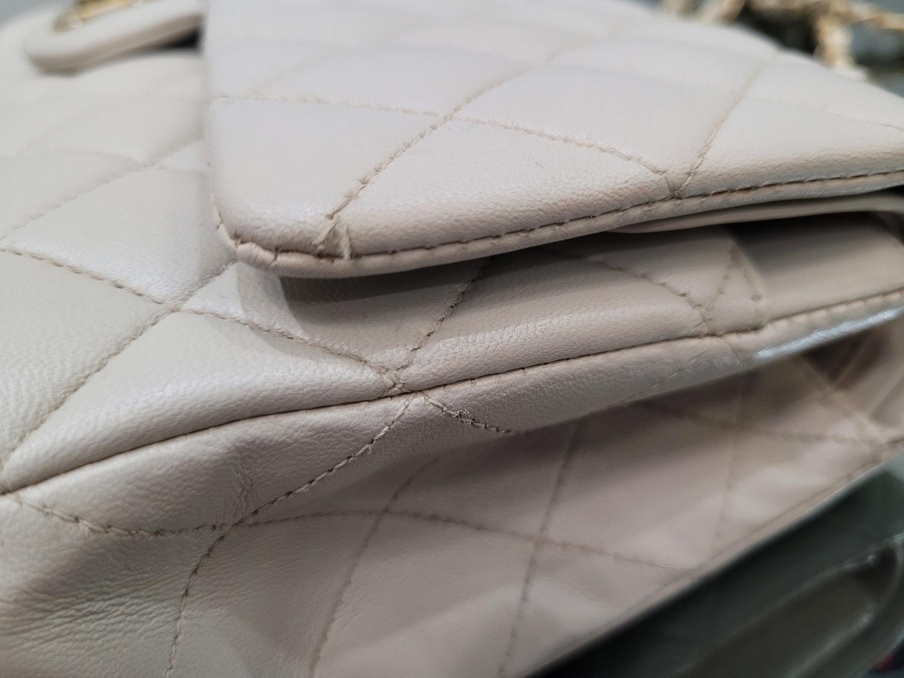 Chanel Medium Elfenbein Doppelklappe Tasche (Grau) im Angebot