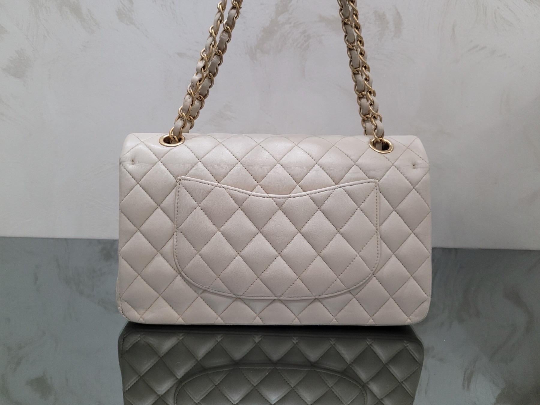 Chanel Medium Elfenbein Doppelklappe Tasche im Zustand „Gut“ im Angebot in Krakow, PL