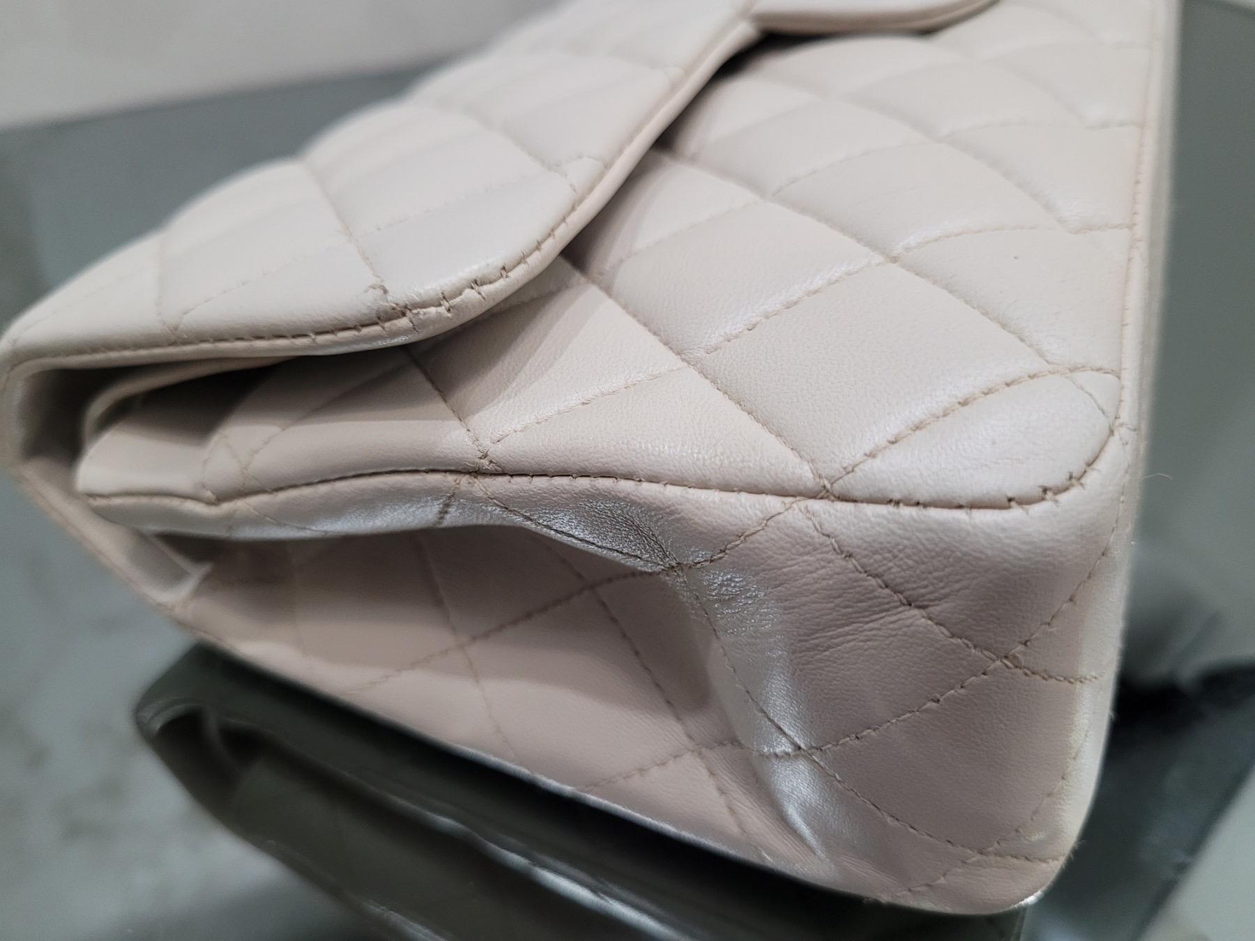 Chanel Medium Elfenbein Doppelklappe Tasche im Angebot 1