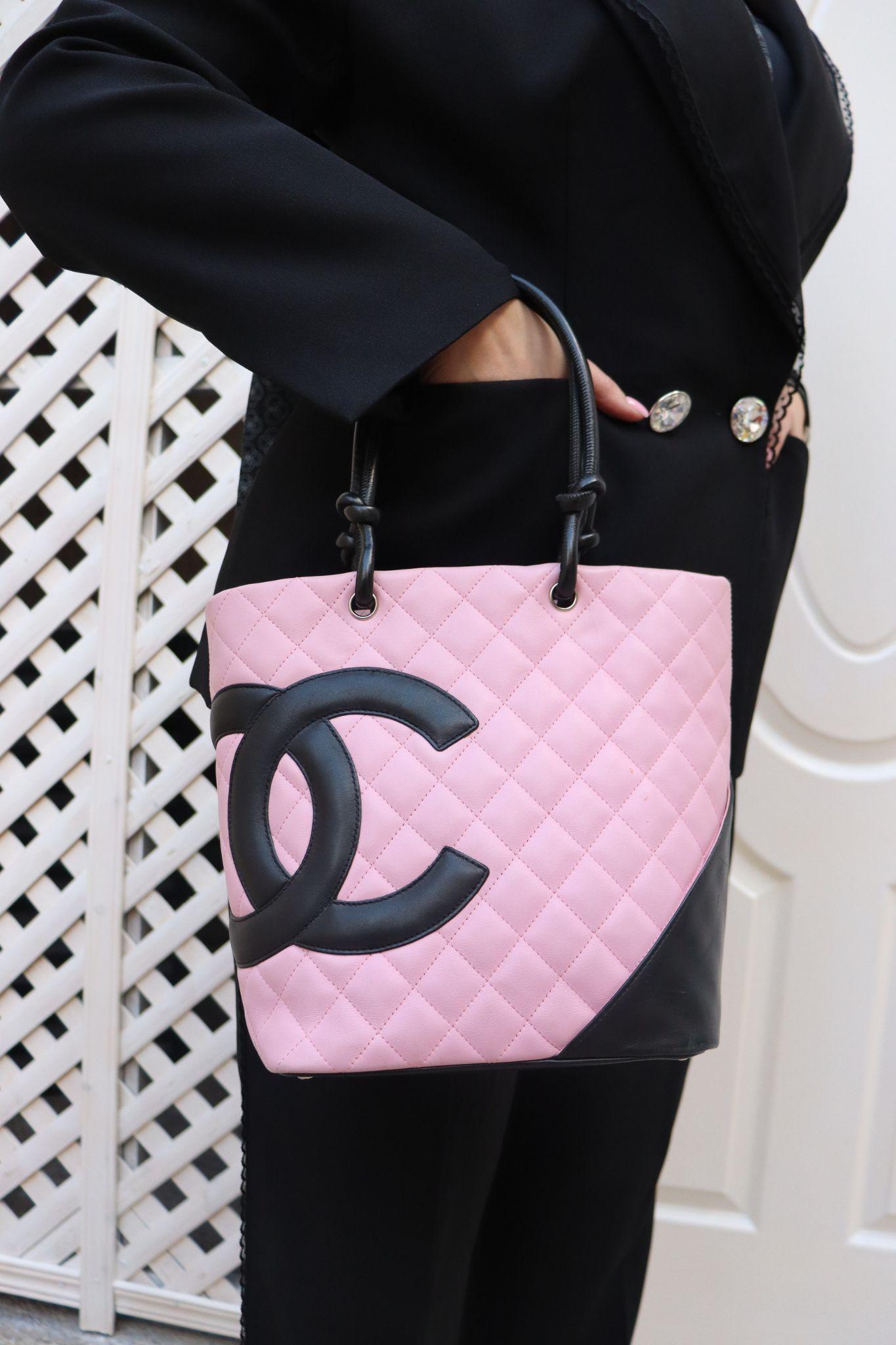 Chanel Medium Ligne Cambon Tote Bag, Features Large CC logo, Knotted Shoulder Straps, Logo Jacquard Lining and Two Interior Zipper Pockets.

Material: Leather
Hardware: Silver
Serial No. 96xxxxx
Height: 24cm
Width: 20cm
Depth: 11.5cm
Shoulder Drop: