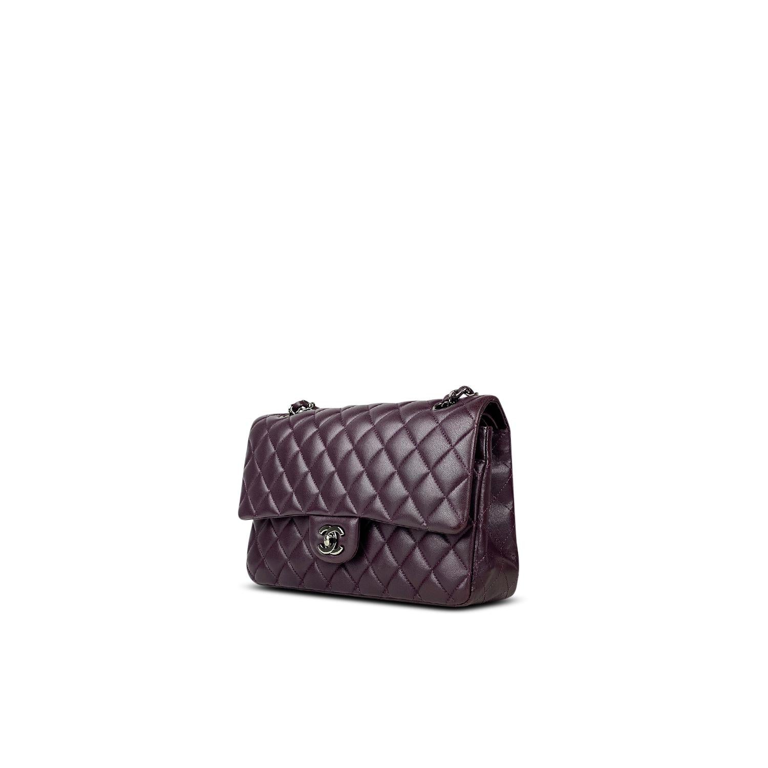 Purple quilted lambskin Chanel Medium Classic/Timeless Double Flap bag with

– Silver-tone hardware
– Convertible chain-link and leather shoulder strap
– Tonal leather lining
– Single patch pocket at back
– Single zip pocket at flap underside, three