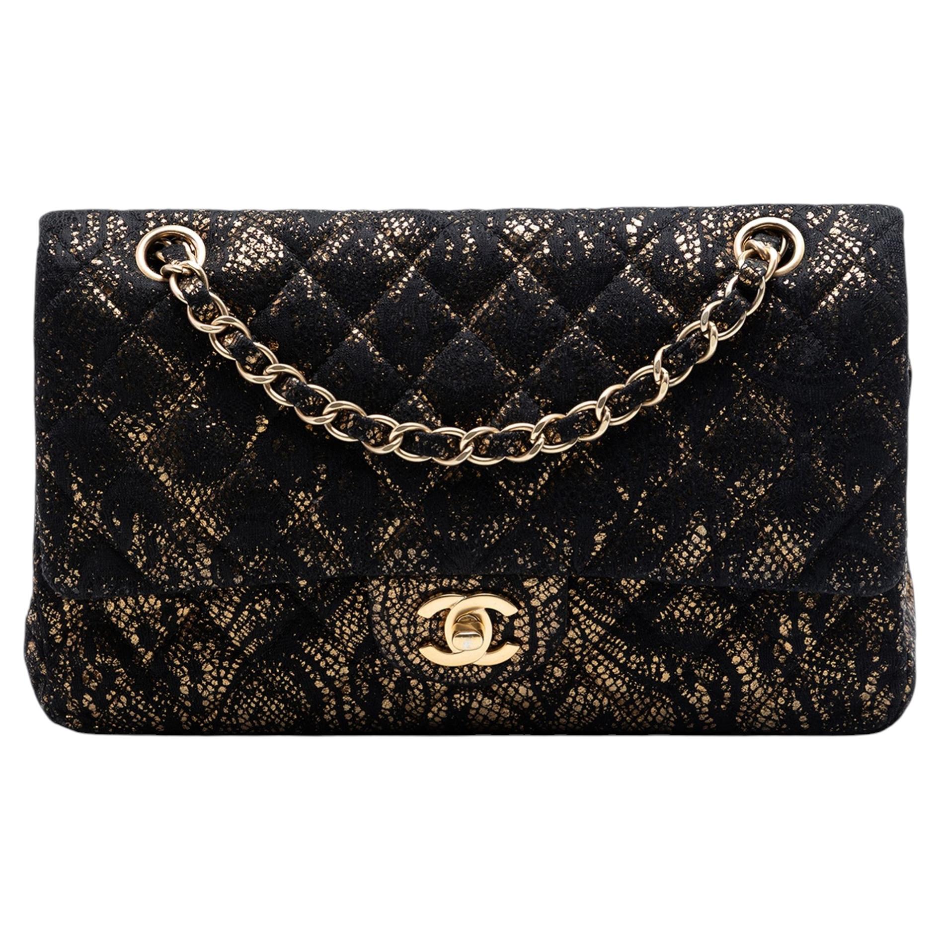 Sac Chanel moyen matelassé en cuir de chèvre et dentelle, modèle classique à double rabat