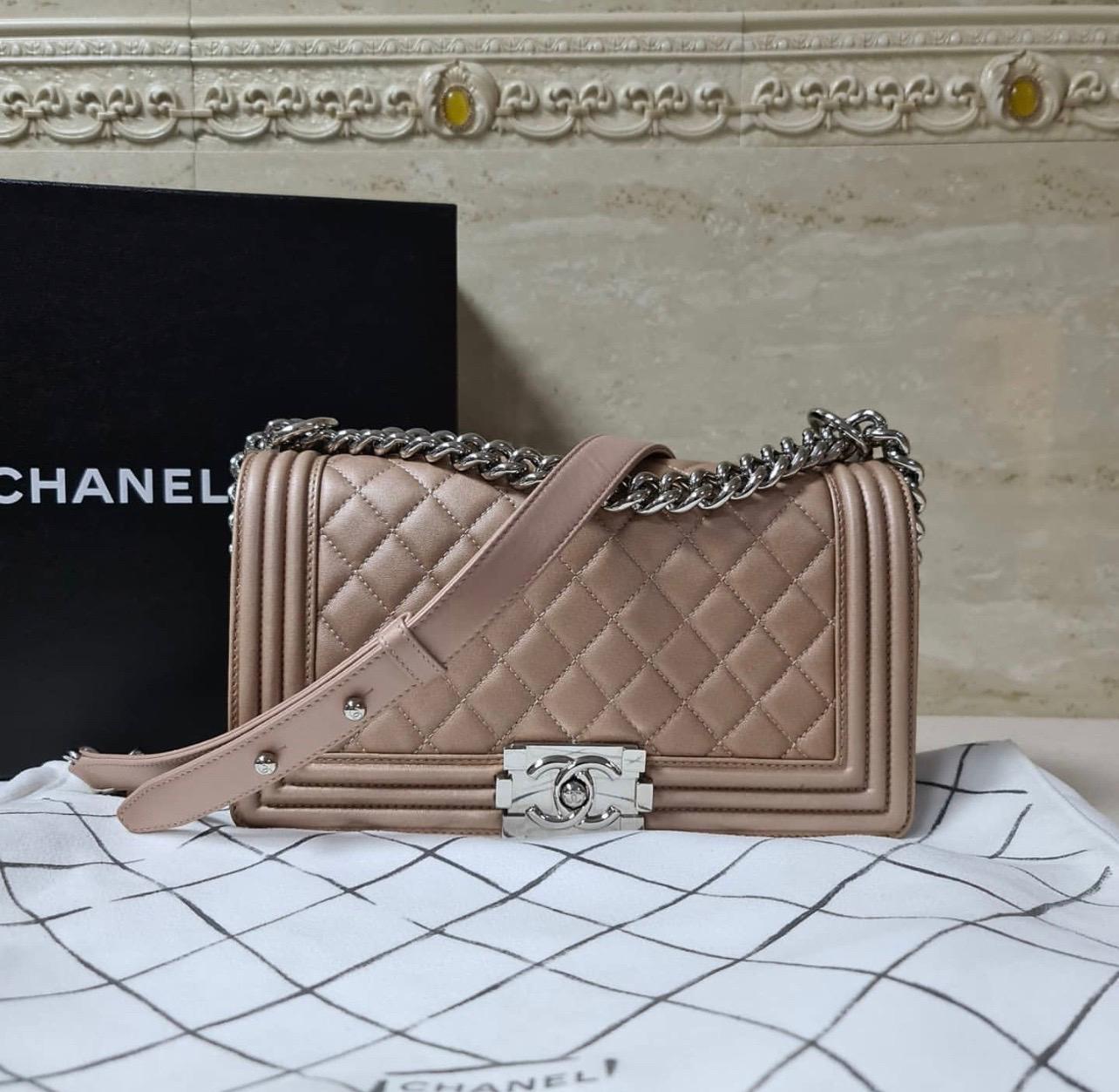 Chanel Medium Quilted Iridescent Pearly Rose Gold Calfskin Boy Bag In Excellent Condition In Krakow, PL