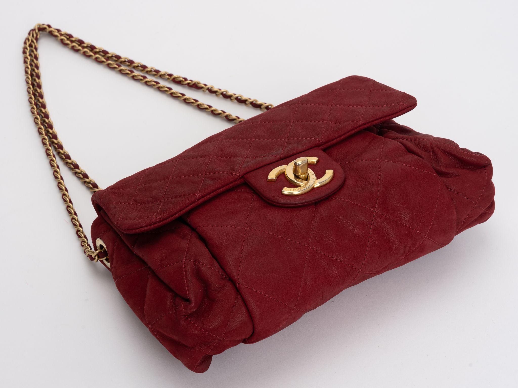 Chanel - Sac à rabat rouge matelassé de taille moyenne Pour femmes en vente