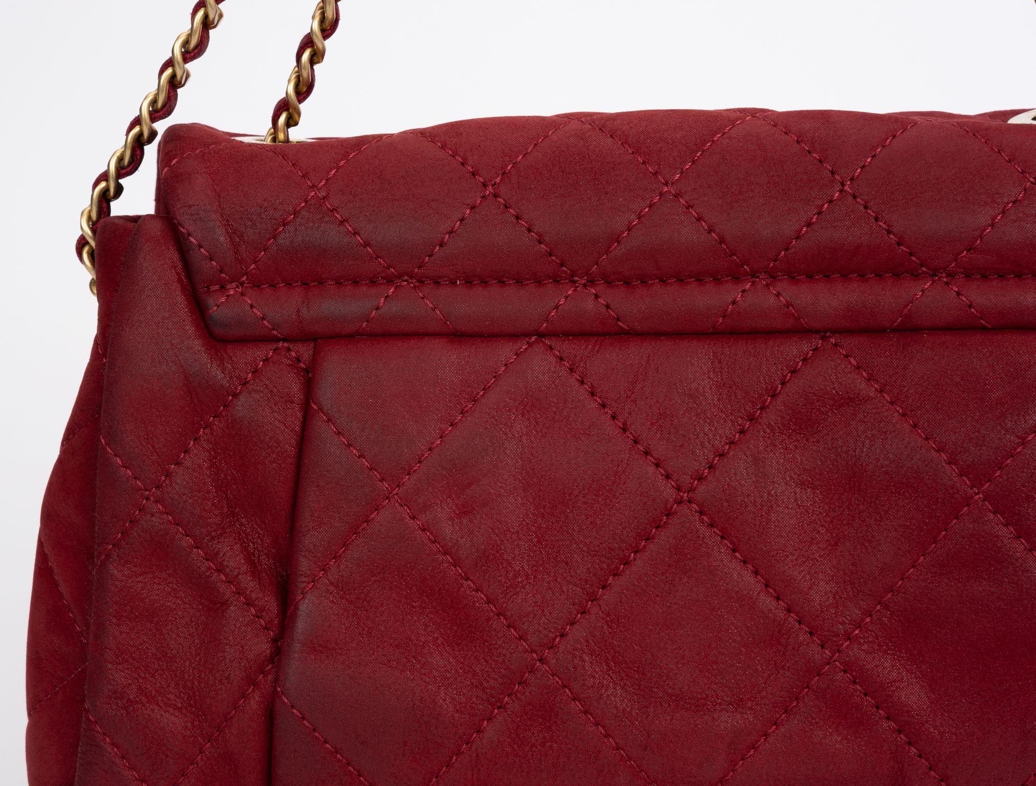 Chanel - Sac à rabat rouge matelassé de taille moyenne en vente 2