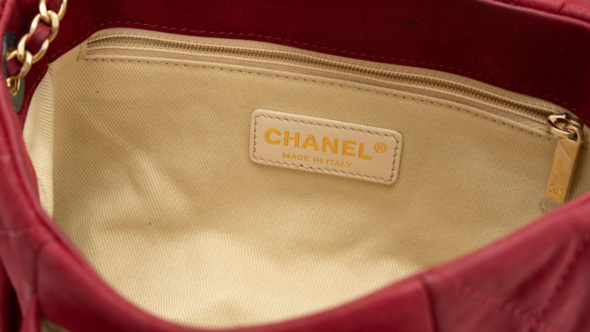 Chanel - Sac à rabat rouge matelassé de taille moyenne en vente 3