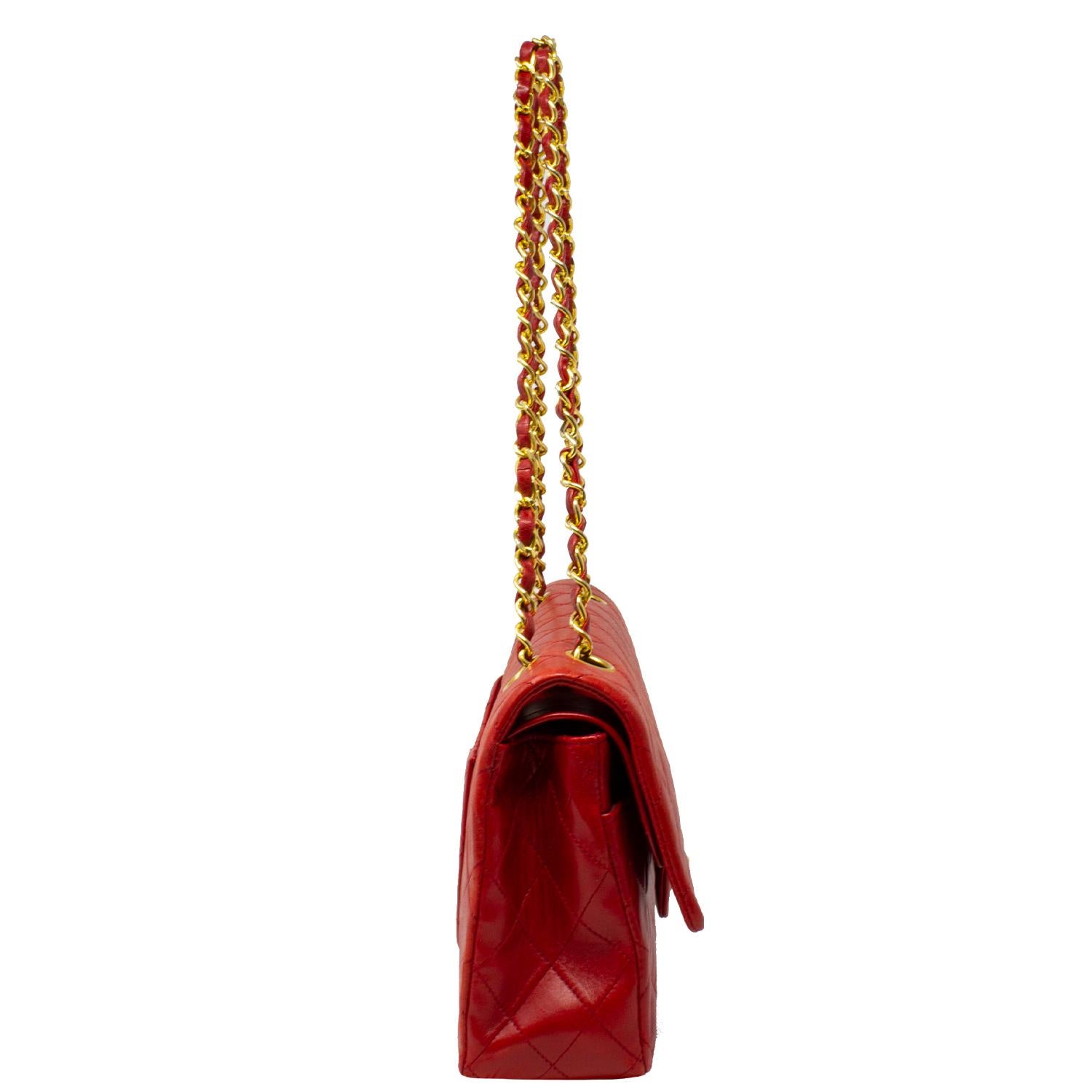 Chanel Medium Rote Tasche mit doppelter Klappe im Zustand „Hervorragend“ in Atlanta, GA