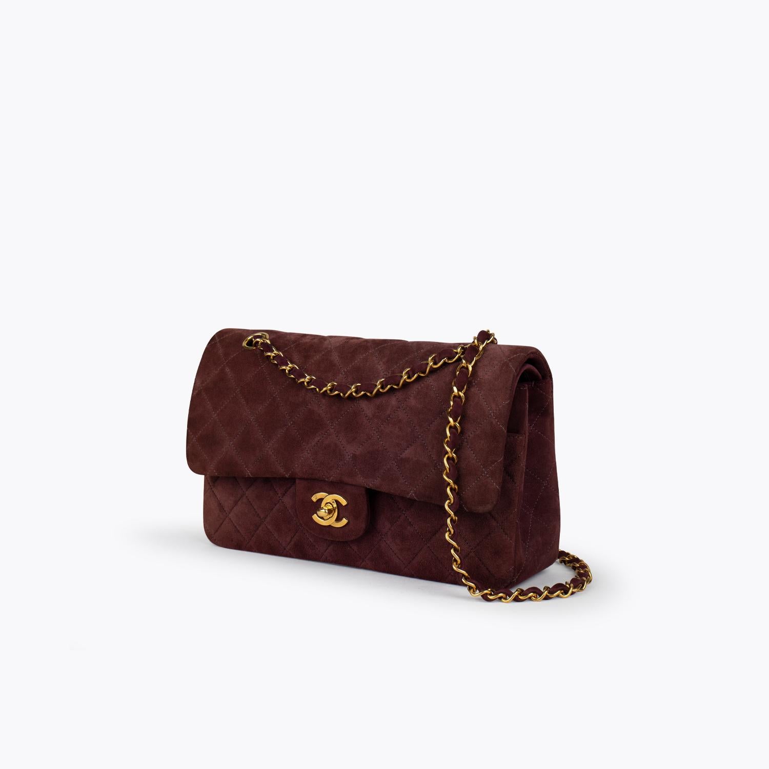 Wine red quilted suede Chanel Medium Classic/Timeless Double Flap bag with

– Gold-tone hardware
– Convertible chain-link and suede shoulder strap
– Tonal leather lining
– Single patch pocket at back
– Single zip pocket at flap underside, three