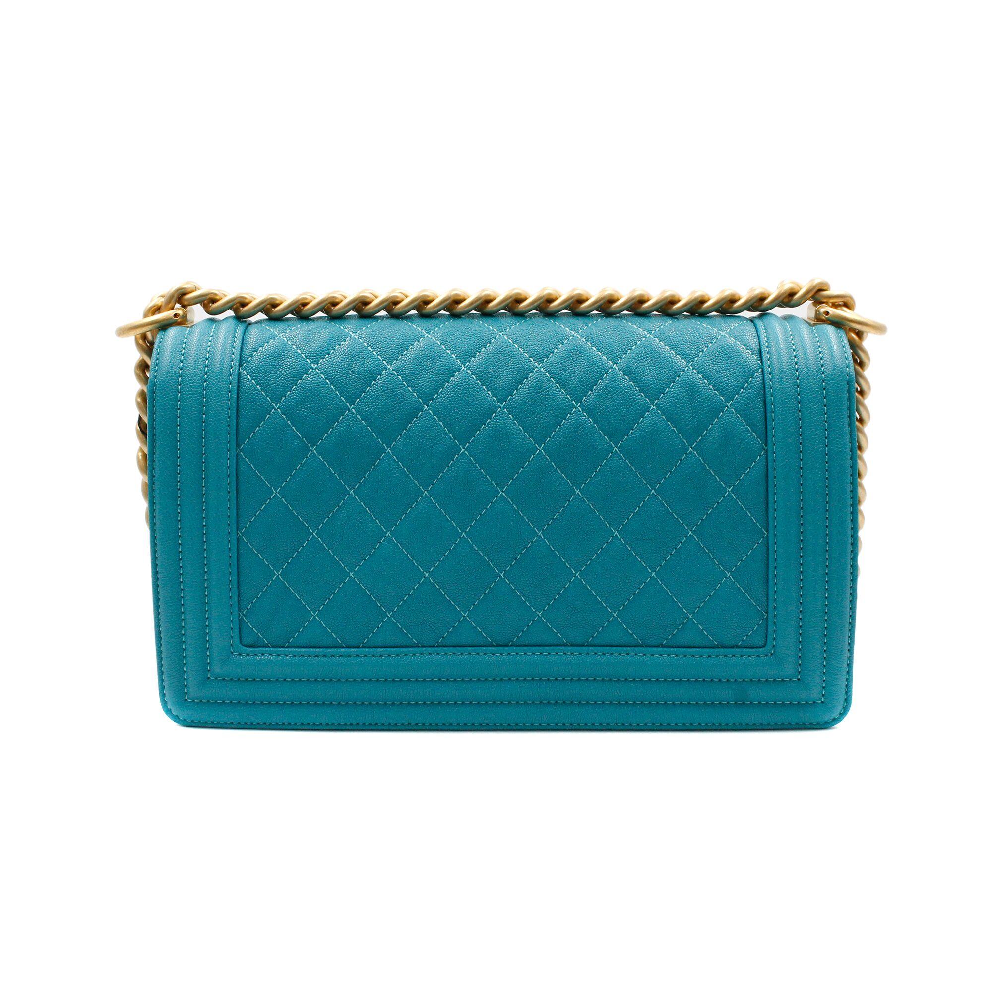 100% Authentic!
Chanel new medium Boy bag of teal quilted caviar (grained calfskin) leather with antique gold tone hardware.This bag features a full front flap with the Le Boy CC push lock closure and an antique gold tone chain link and teal leather
