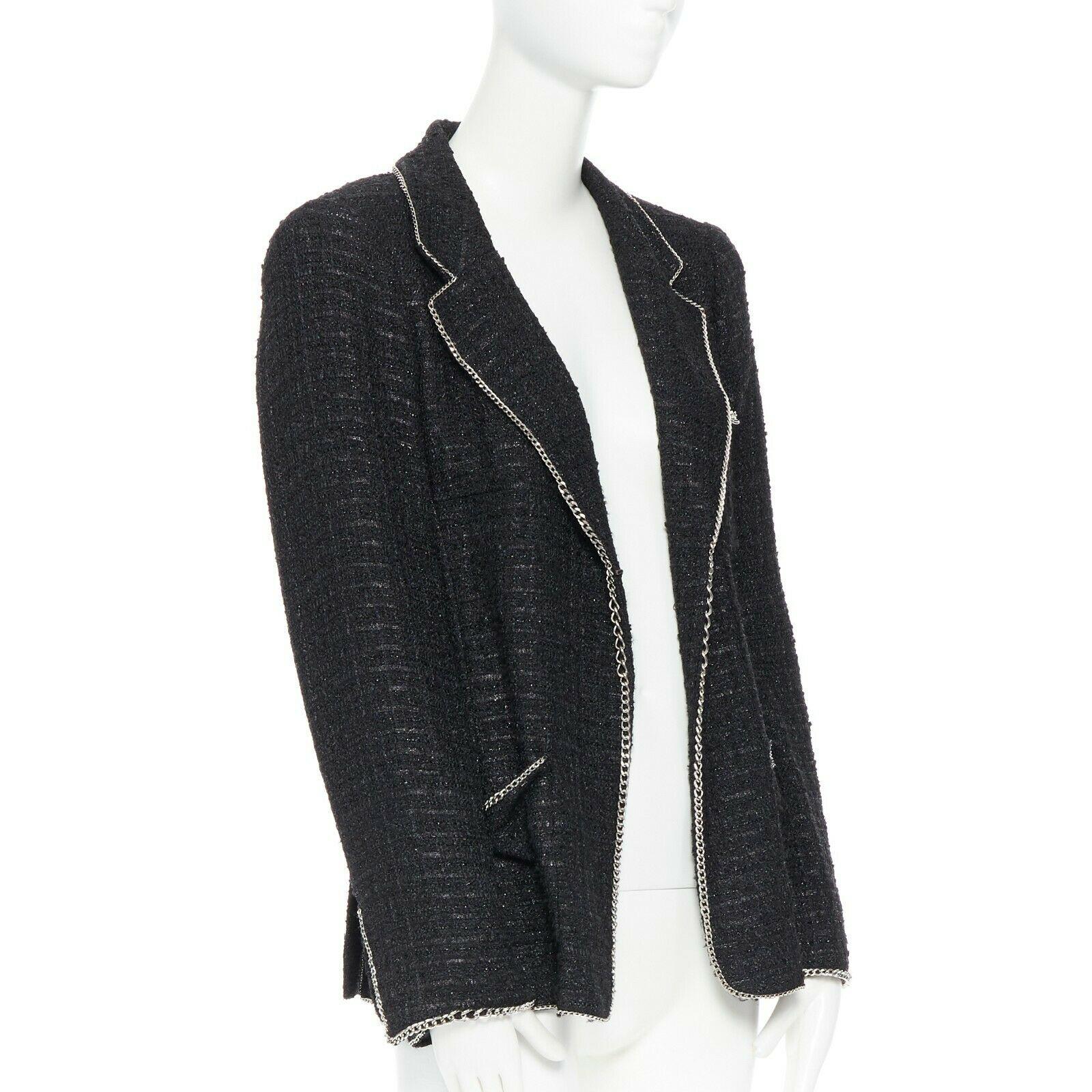 CHANEL MEN 06P black fantasy tweed lurex silver chain trim dinner jacket FR46 M
Marke: KANAL
Designer: Karl Lagerfeld
Sammlung: 06P
Modellbezeichnung / Stil: Tweed-Jacke
Material: Tweed; Fantasie-Tweed
Farbe: Schwarz
Muster: Fest
Futter-Material: