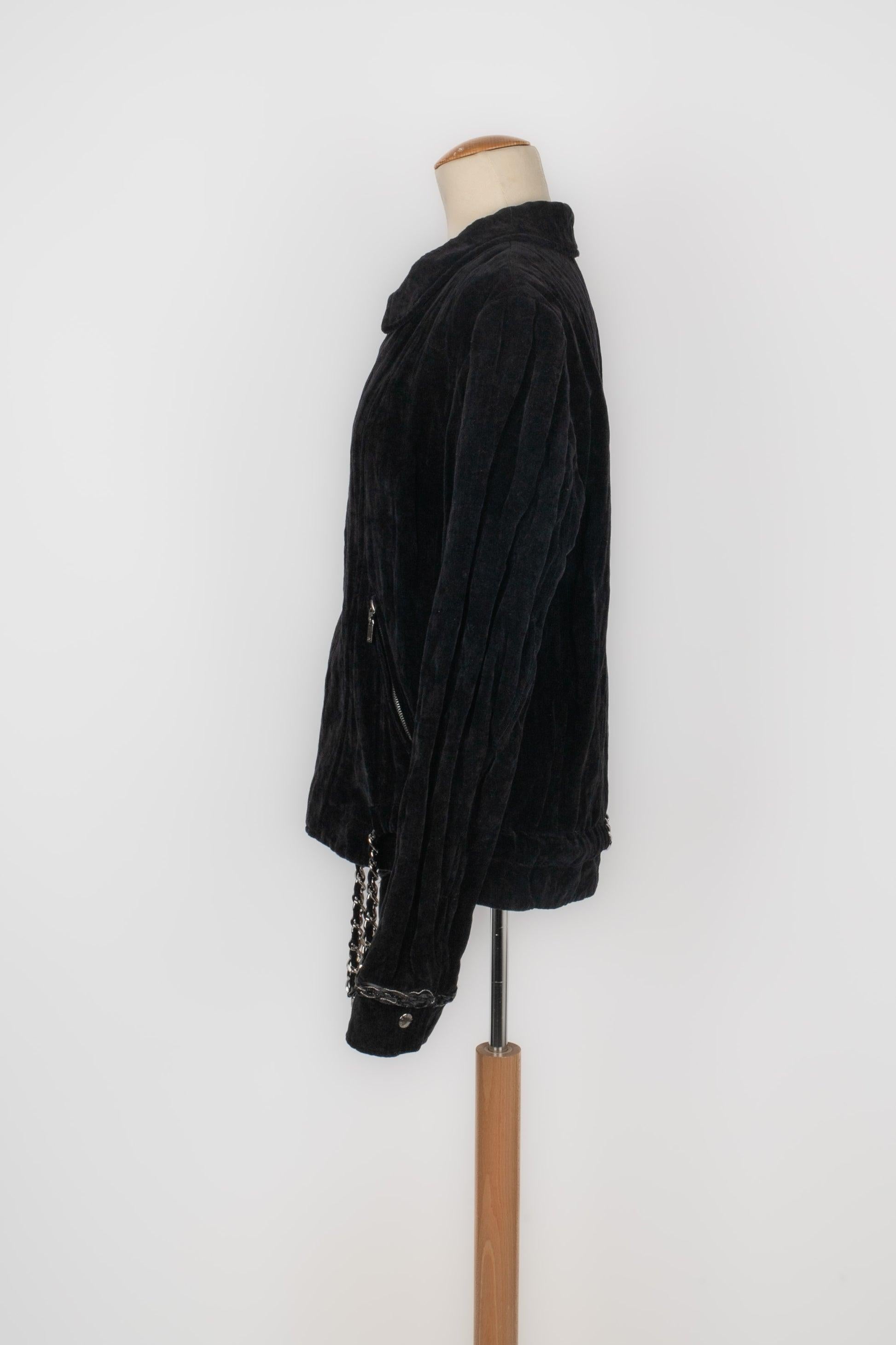 Chanel - (Fabriqué en Italie) Veste en velours noir avec métal argenté. Taille 50FR indiquée. Collectional automne-hiver 2006.

Informations complémentaires :
Condit : Bon état
Dimensions : Largeur des épaules : 43 cm - Poitrine : 58 cm - Longueur
