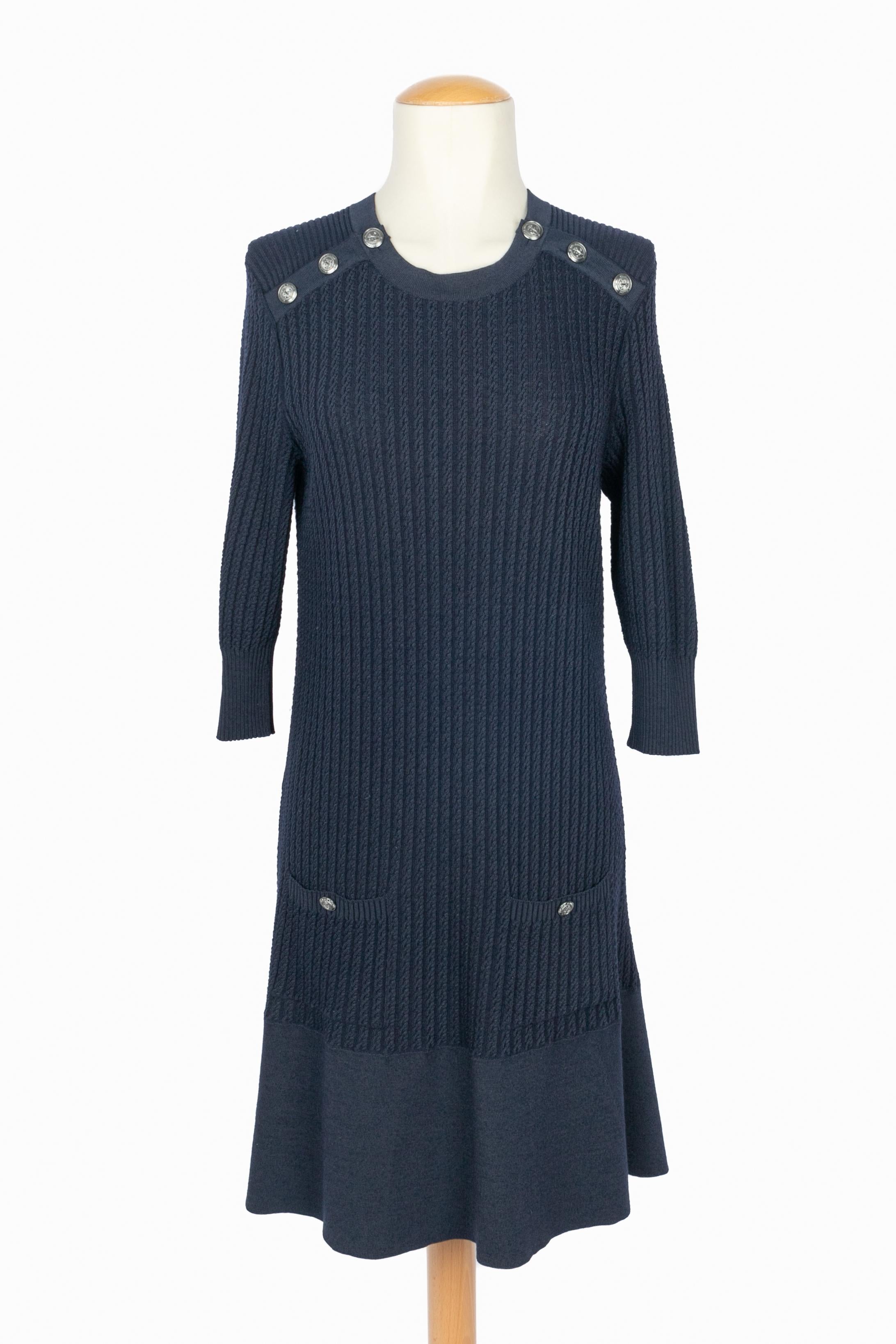 CHANEL - (Made in Italy) Langes blaues Netzkleid. Größe 40. 2018 Pre Fall Collection unter der künstlerischen Leitung von Karl Lagerfeld.

Bedingung:
Sehr guter Zustand

Abmessungen:
Schulterbreite: 41 cm - Brustumfang: 41 cm - Ärmellänge: 45 cm -