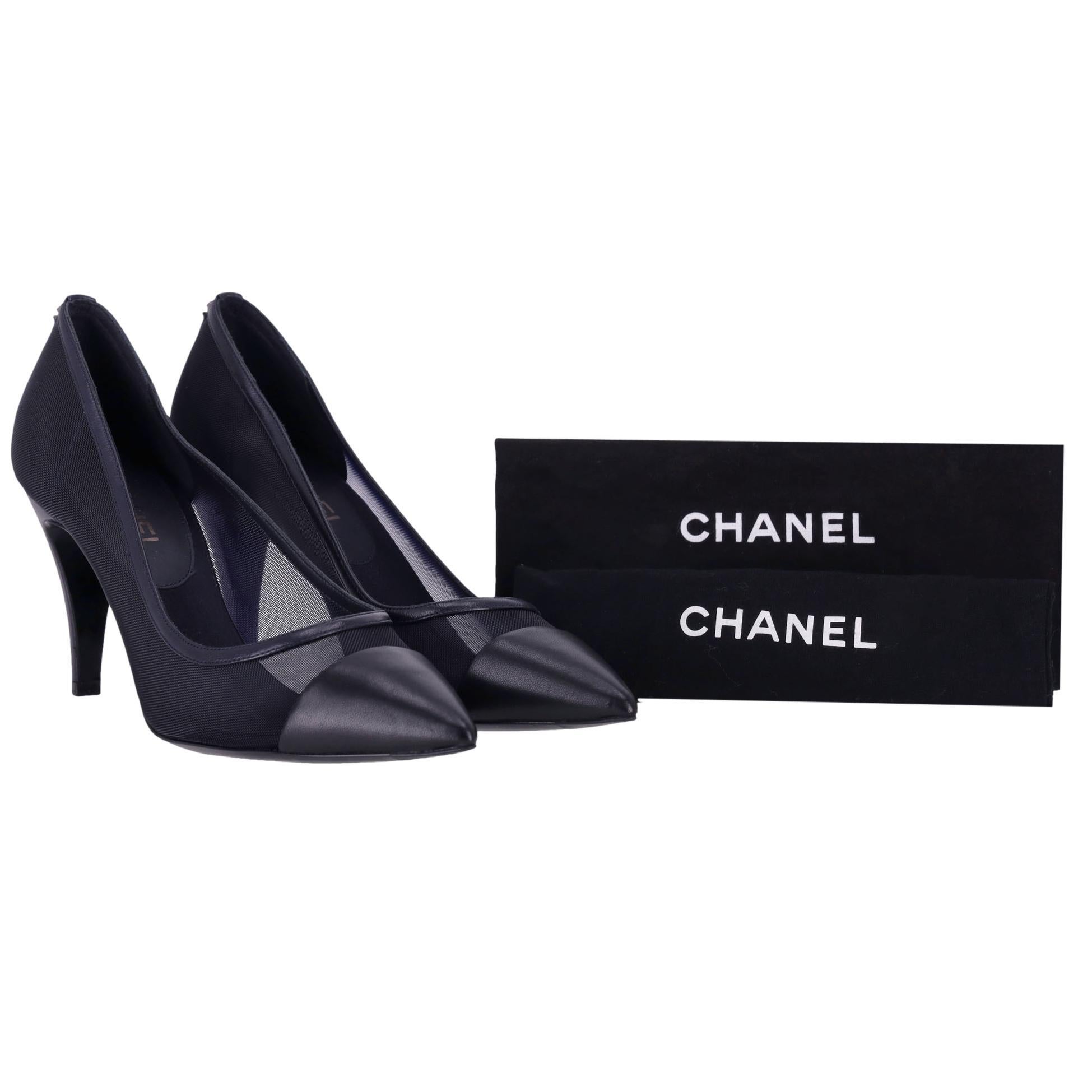 We Adore - Talons en cuir et maille Chanel ornés du logo 'CC'. Taille 39.5

Talons noirs avec bout pointu et talon en cuir, ornés du logo 