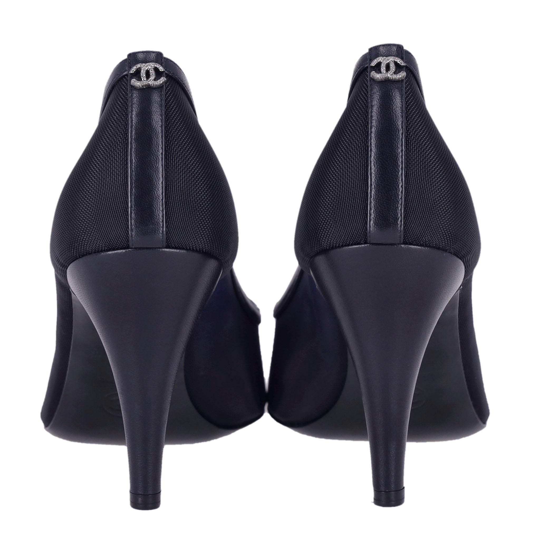 Chaussures à talons en cuir et maille Chanel avec logo 'CC Pour femmes en vente