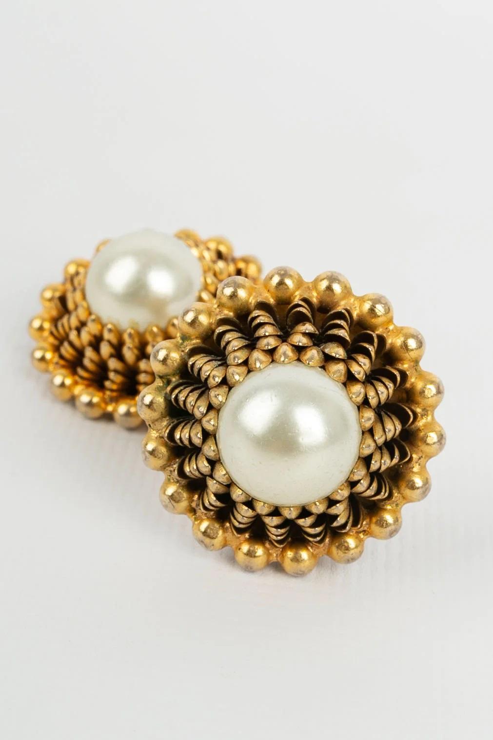 Chanel  Metal Clip Earrings Centered with a Pearly Cabochon In Good Condition For Sale In SAINT-OUEN-SUR-SEINE, FR