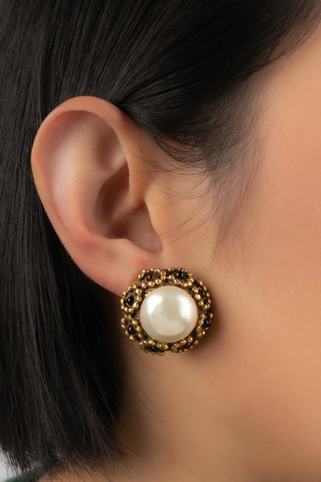 Chanel - (Made in France) Metal clip-on earrings ornamented with glass paste and pearly cabochons. To be mentioned, a few snags on the pearly material.

Additional information:
Condition: Very good condition
Dimensions: Diameter: 2.5 cm

Seller