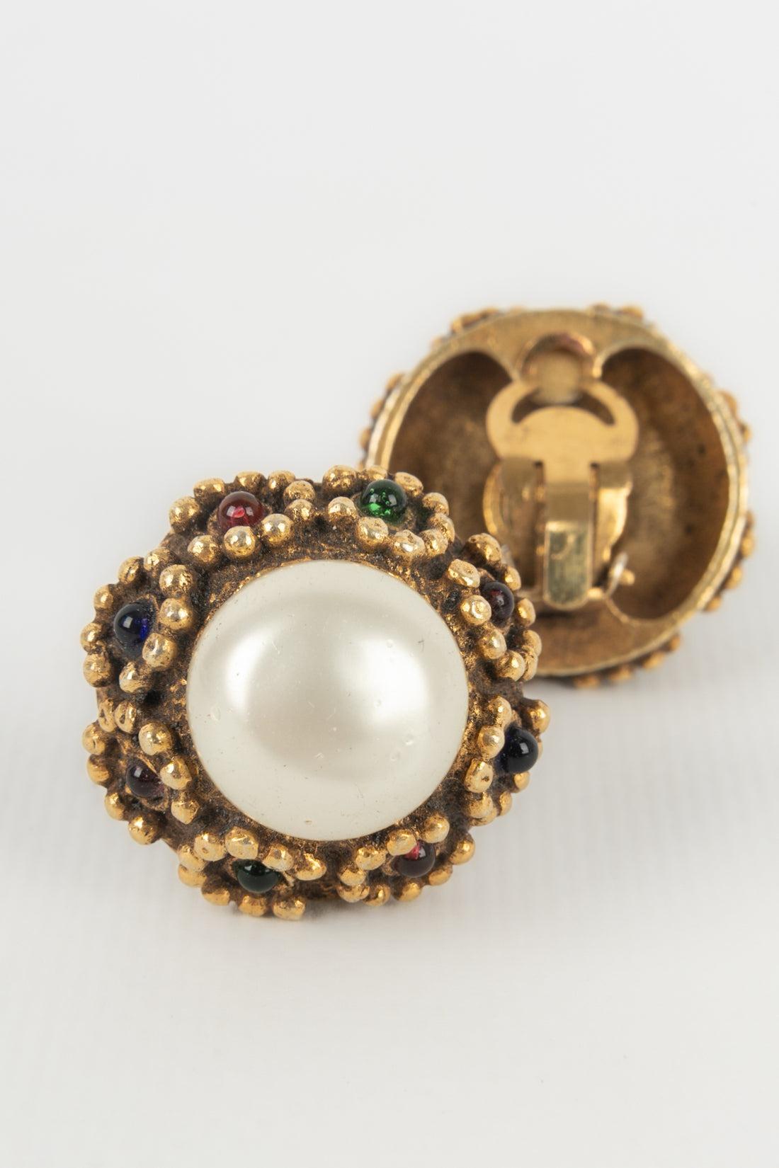 Chanel Metal Clip-on Earrings Ornamented with Glass Paste and Pearly Cabochons In Excellent Condition In SAINT-OUEN-SUR-SEINE, FR