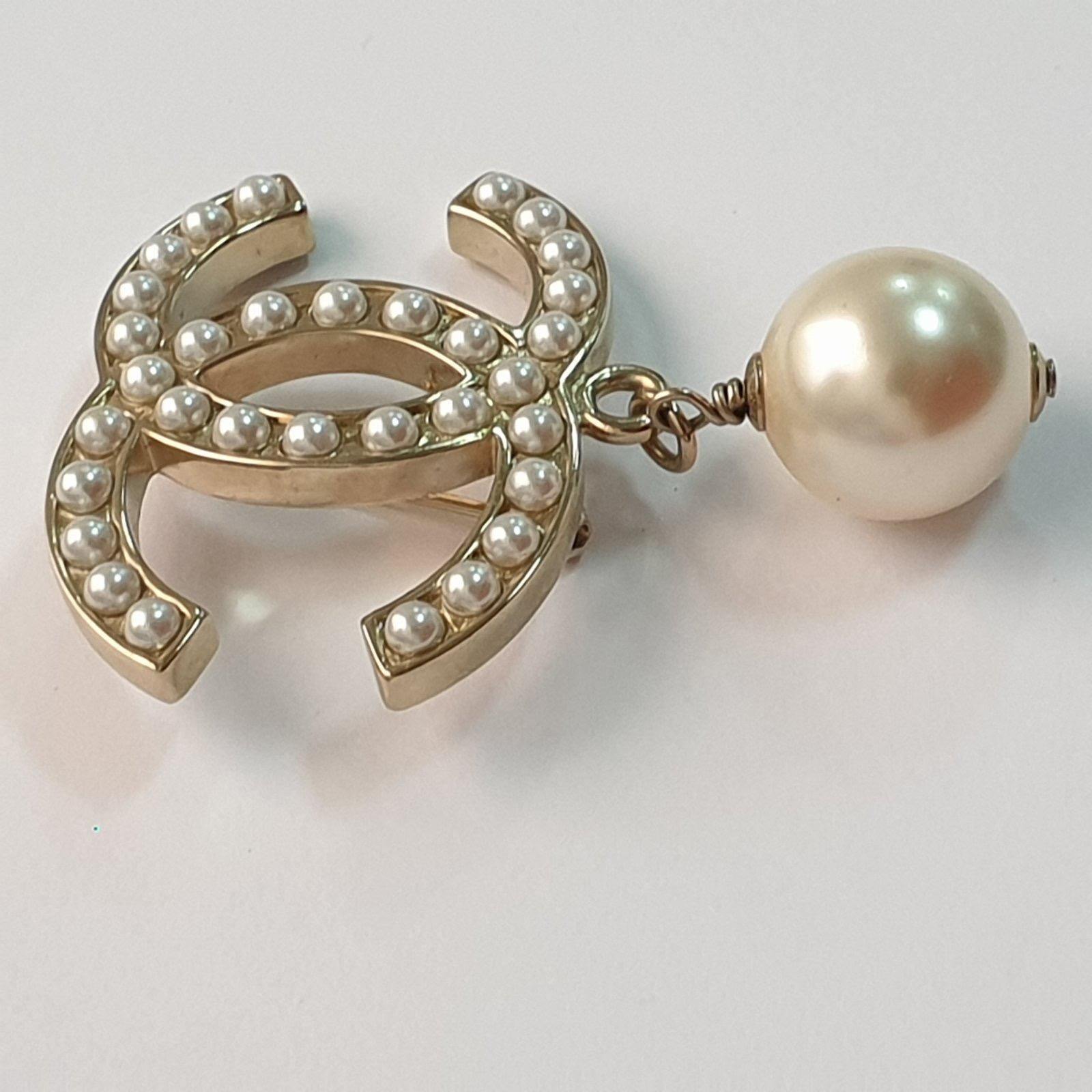 Chanel Metal Gold CC Charm Pearl Chain Pin Lapel Brooch In Excellent Condition In Krakow, PL