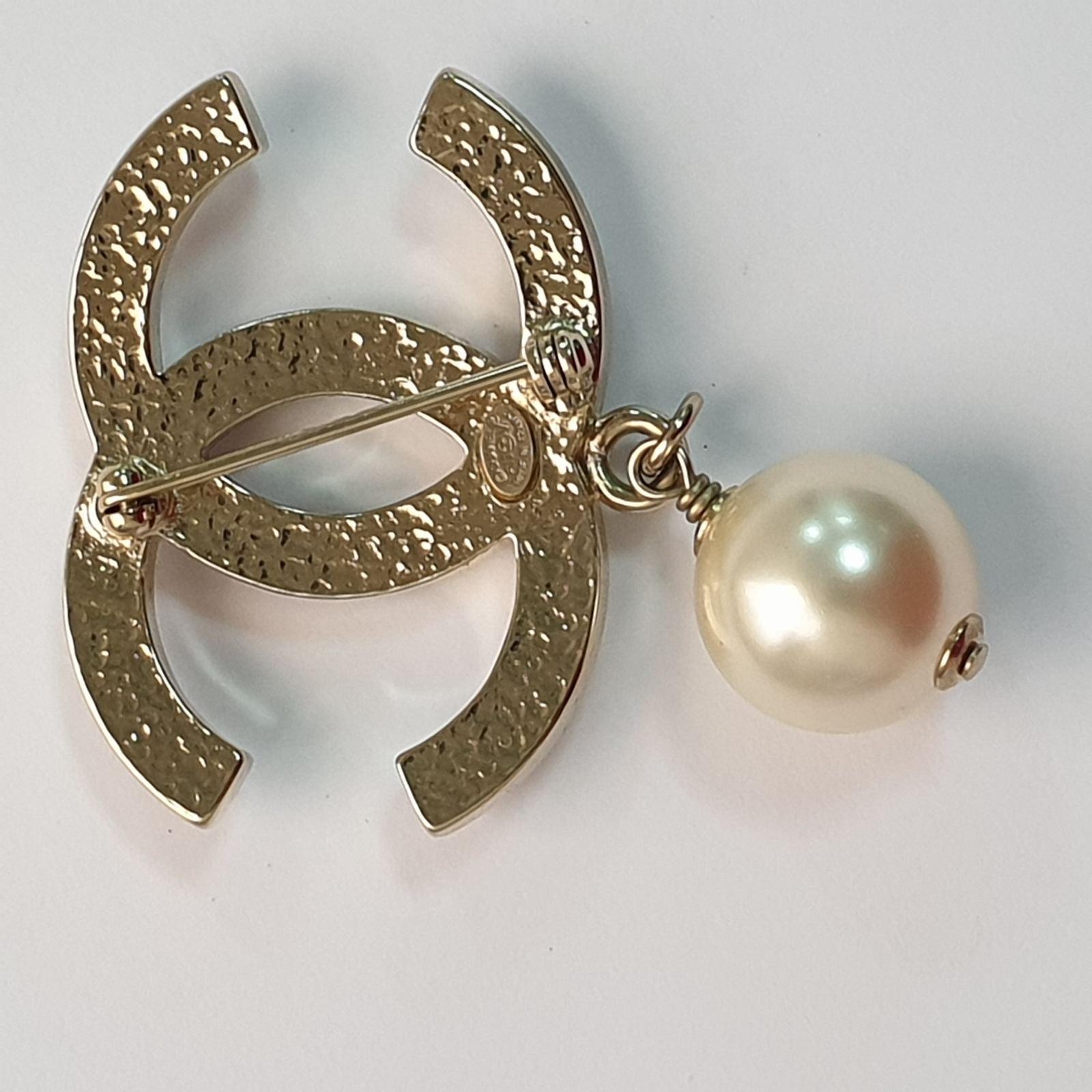 Women's Chanel Metal Gold CC Charm Pearl Chain Pin Lapel Brooch