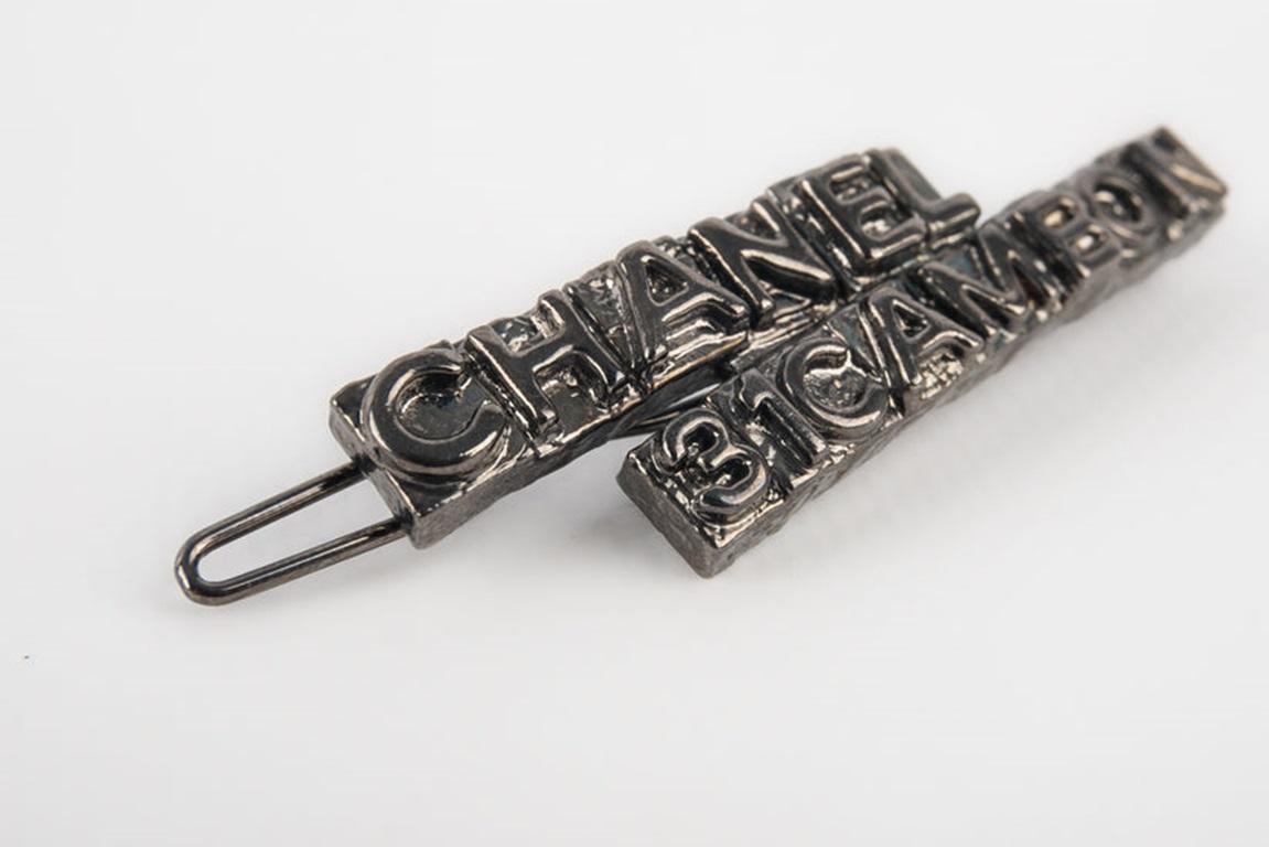 Chanel - (Fabriqué en France) Barrette en métal argenté foncé. Collectional 2020.

Informations complémentaires :
Condit : Très bon état.
Dimensions : Longueur : 5.5 cm

Référence du vendeur : BARB17
