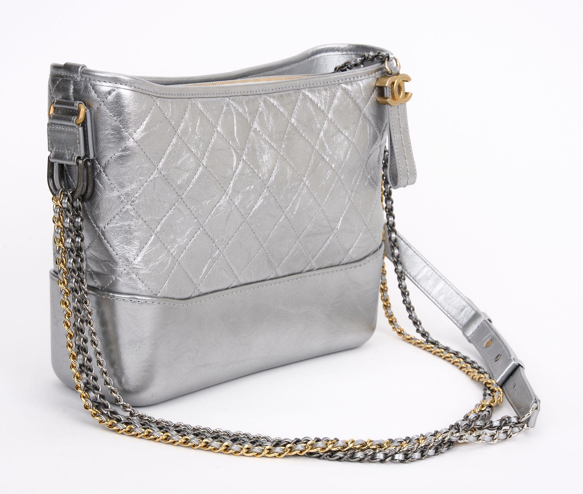La borsa Chanel Gabrielle in pelle di vitello metallizzata invecchiata è dotata di finiture in metallo oro e argento e di una doppia tracolla a catena che permette di indossarla a spalla o a tracolla.
Una chiusura a zip apre a un interno foderato in