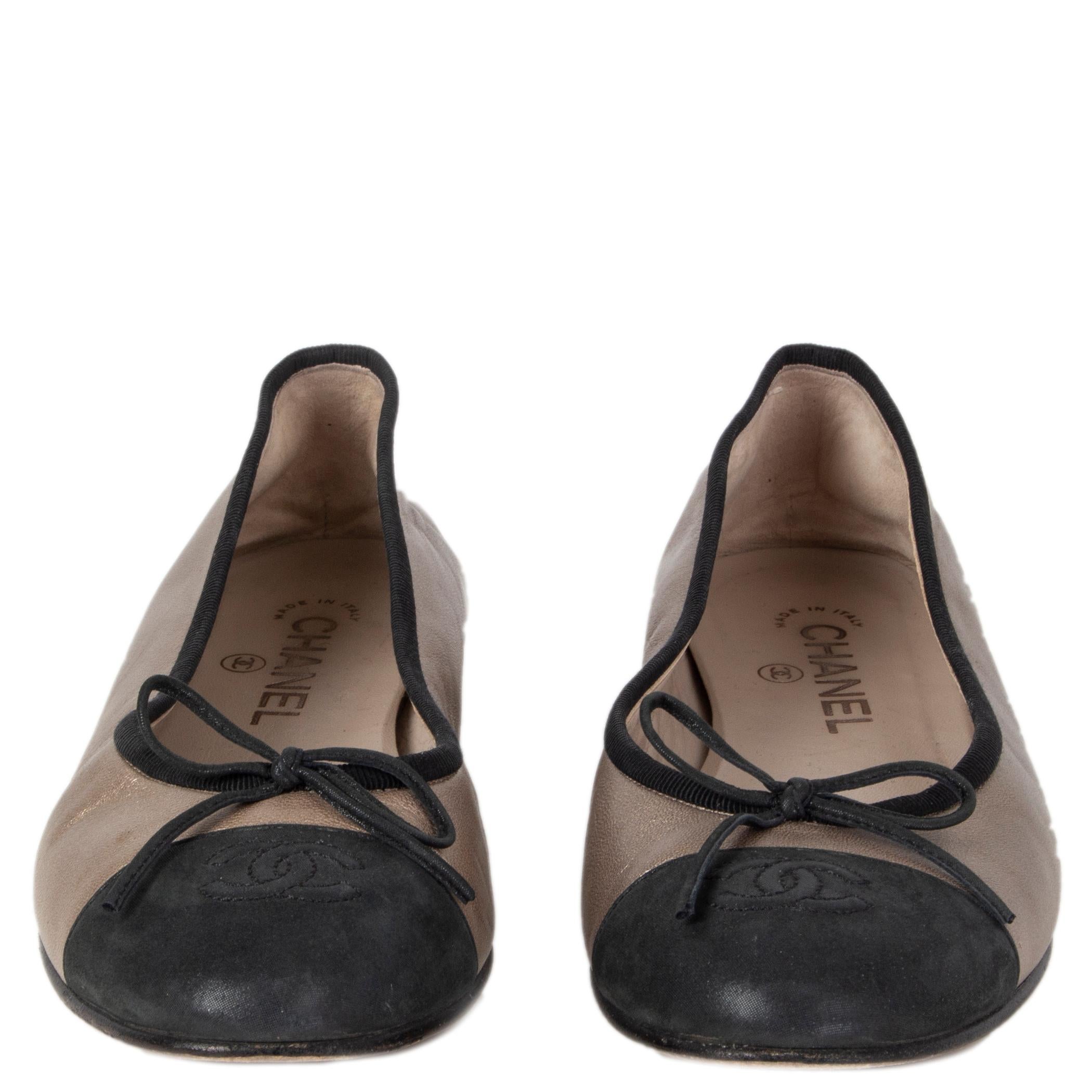 100% authentic Chanel ballerinas in lamintaed beige goatskin with a black tip. Have been worn and are in excellent condition. Come with dust bags. 

Measurements
Imprinted Size	39.5
Shoe Size	39.5
Inside Sole	25.5cm (9.9in)
Width	8cm