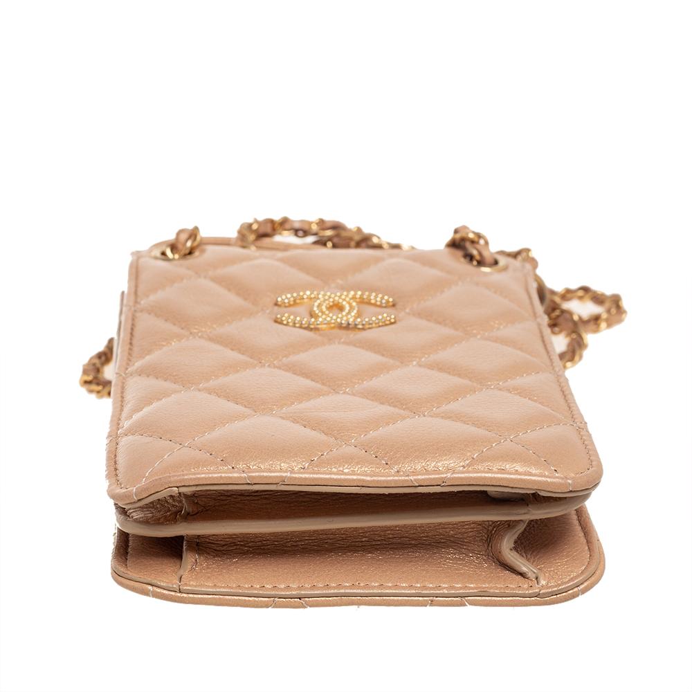Chanel Metallic Beige Quilted Leather Crossbody Phone Holder In Good Condition In Dubai, Al Qouz 2