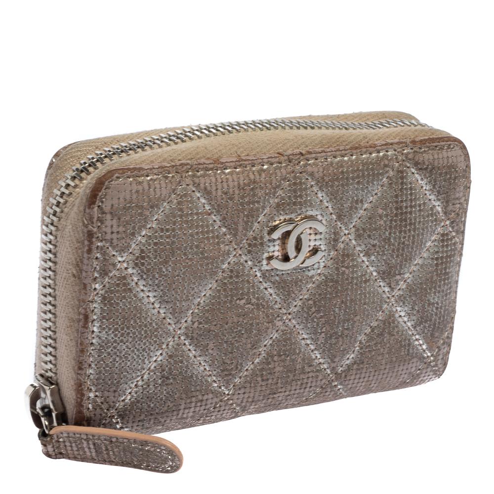 Keep all your change in one place so you do not have to go to the depths of your bag in search of it every time. Chanel brings you this stunning coin purse for exactly that purpose. Crafted from beige quilted leather, this purse makes for an