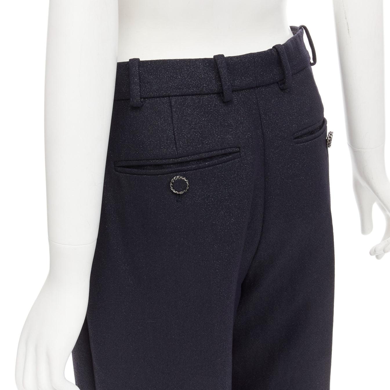 CHANEL  Pantalon à jambes larges plissé noir métallisé avec chaîne avant garnie FR40 M
Référence : KNLM/A00220
Marque : Chanel
Designer : Alber Elbaz
Modèle : P62454V31878
Matière : Laine, polyamide
Couleur : Noir
Motif : Solide
Fermeture :