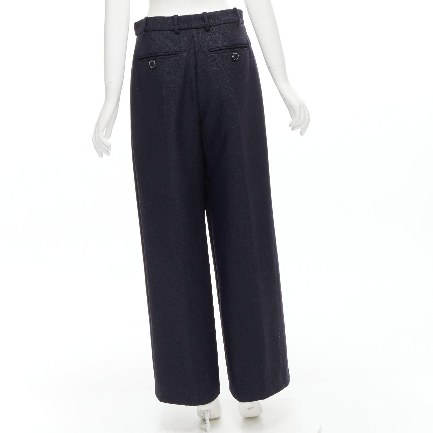 CHANEL  Pantalon à jambes larges plissé noir métallisé avec chaîne avant garnie FR40 M Pour femmes en vente