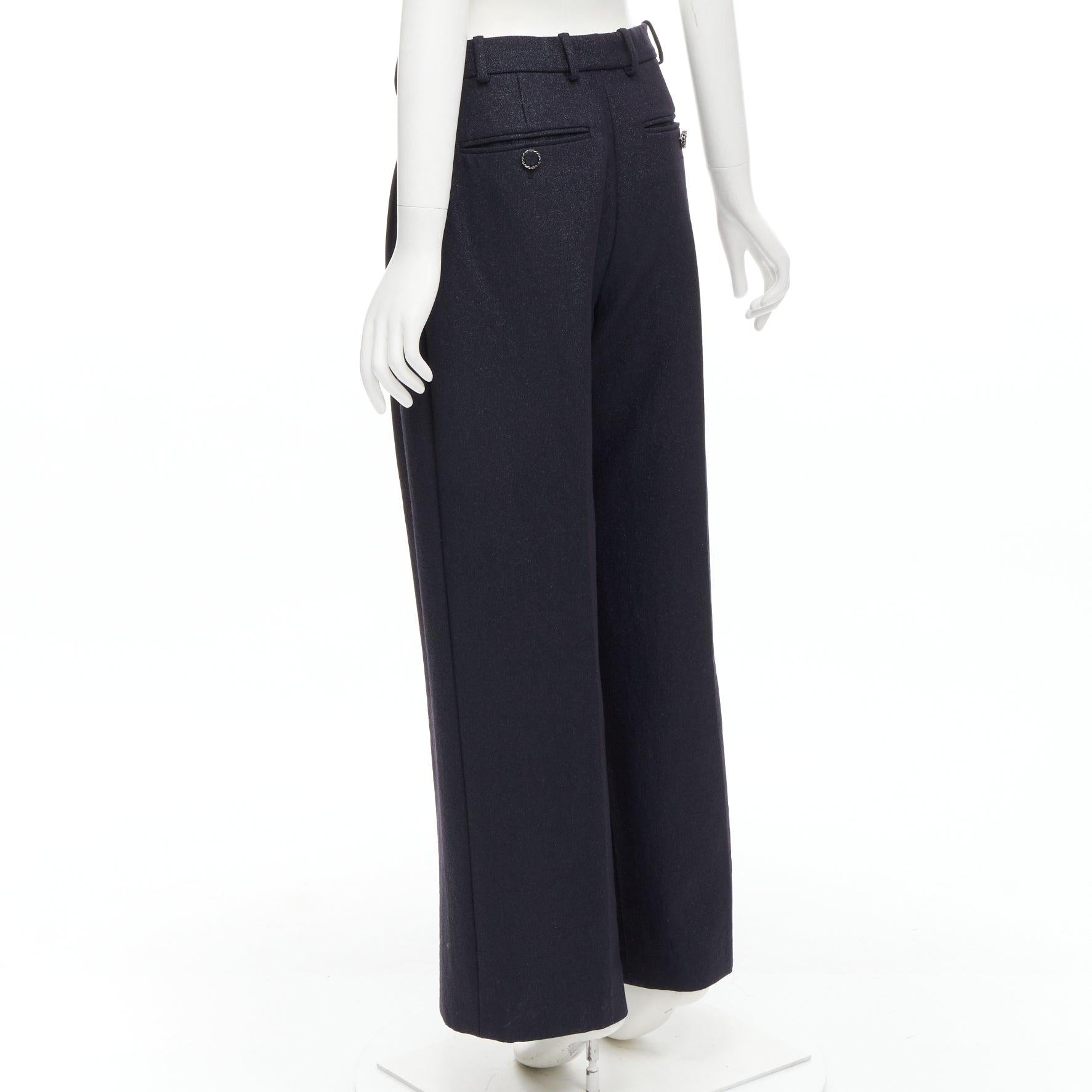 CHANEL  Pantalon à jambes larges plissé noir métallisé avec chaîne avant garnie FR40 M en vente 1
