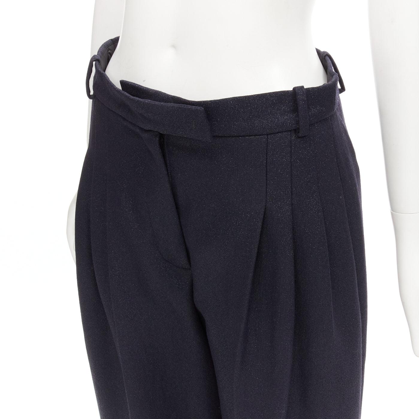 CHANEL  Pantalon à jambes larges plissé noir métallisé avec chaîne avant garnie FR40 M en vente 2
