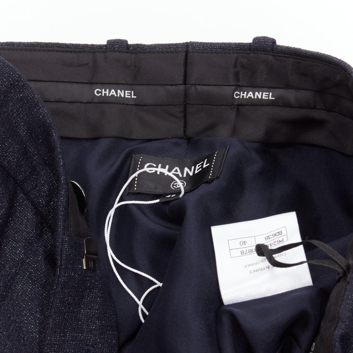 CHANEL  Pantalon à jambes larges plissé noir métallisé avec chaîne avant garnie FR40 M en vente 4