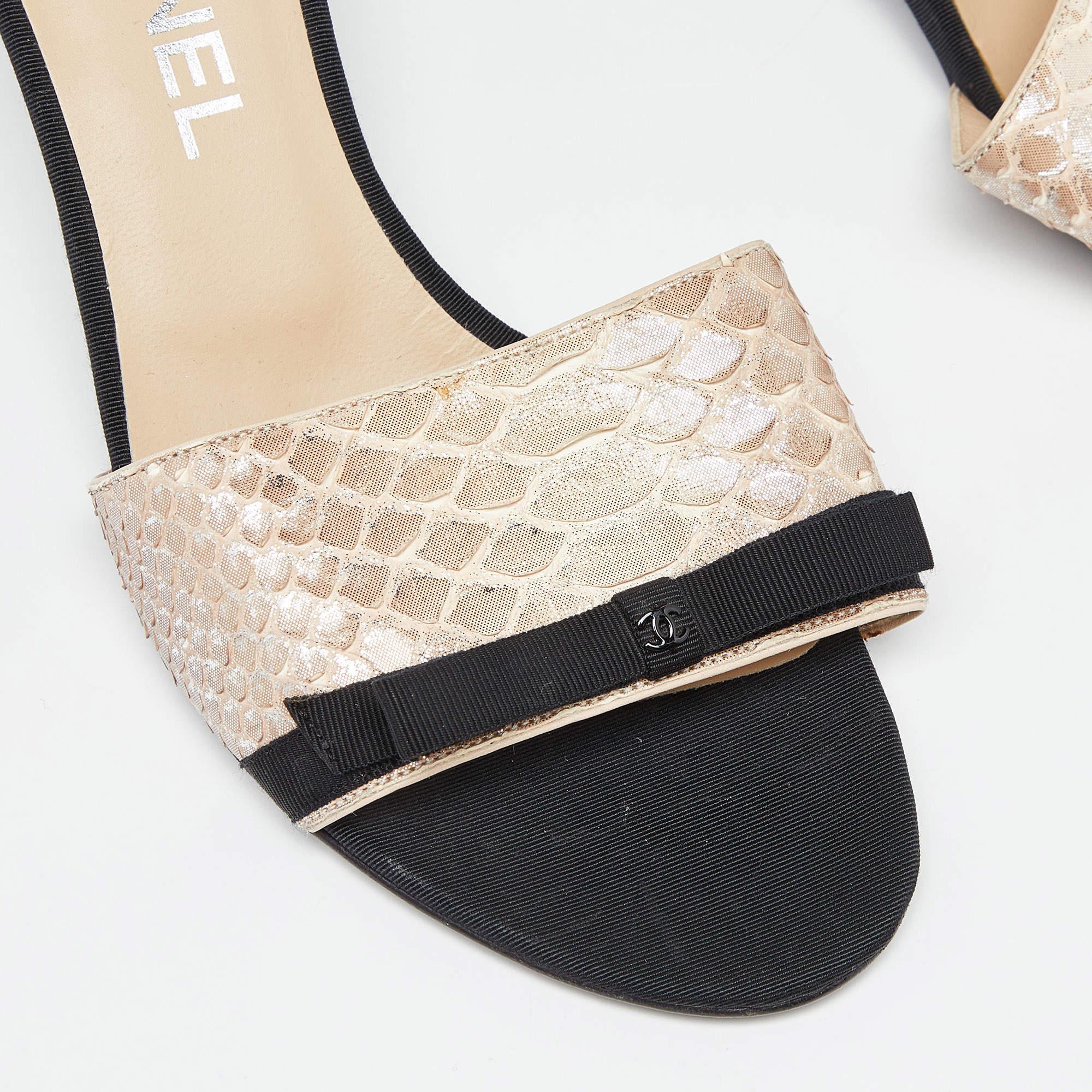 Chanel Metallic/Black Python and Fabric Bow CC Slide Sandals Size 38.5 In New Condition In Dubai, Al Qouz 2