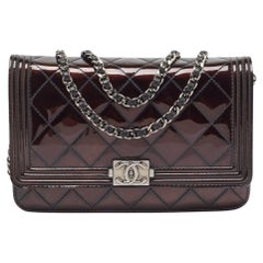 Chanel Metallic Schwarze gesteppte Lackleder Brieftasche an Kette Boy Wallet auf Kette