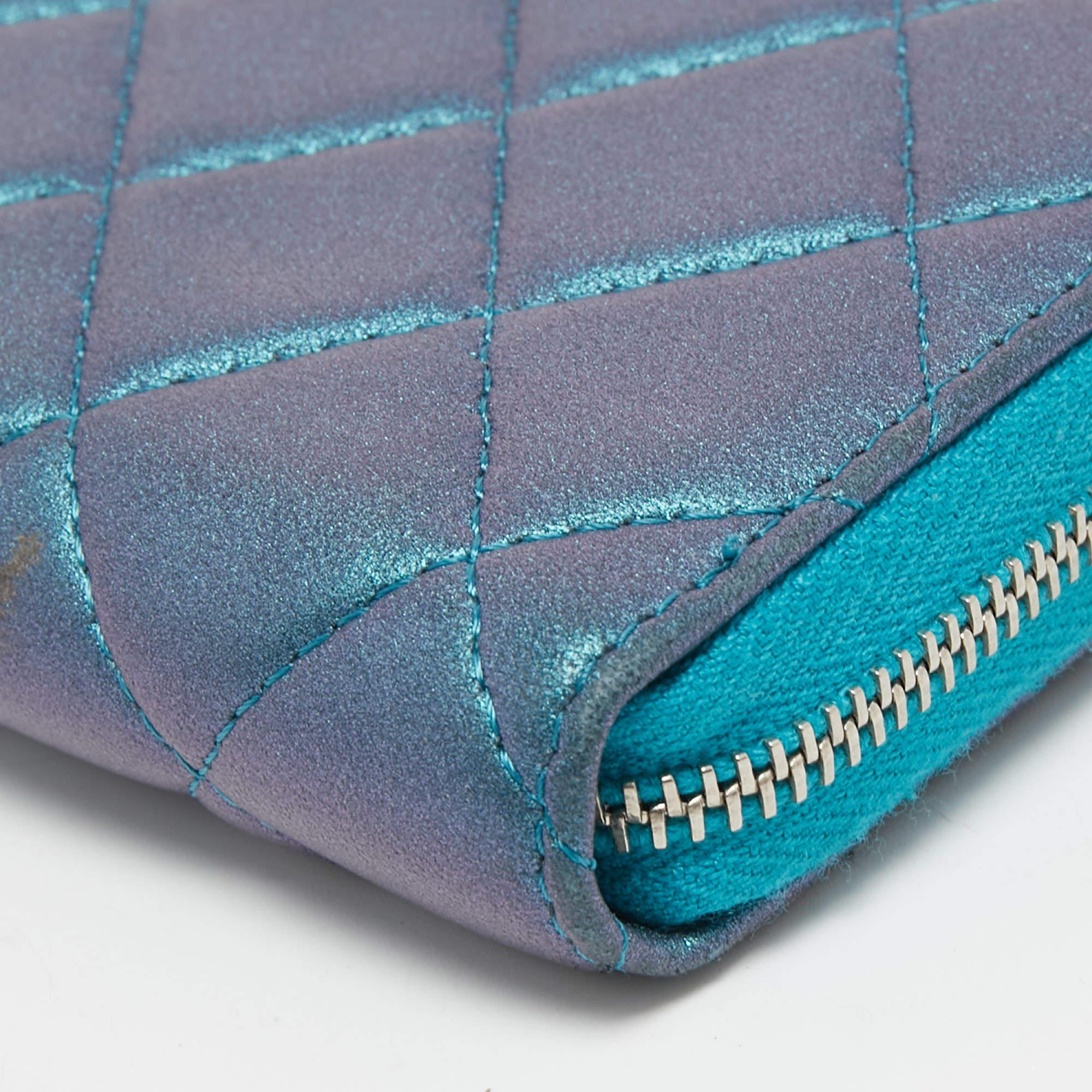Chanel Metallic Blau Gestepptes Leder Classic Zip Brieftasche im Angebot 6