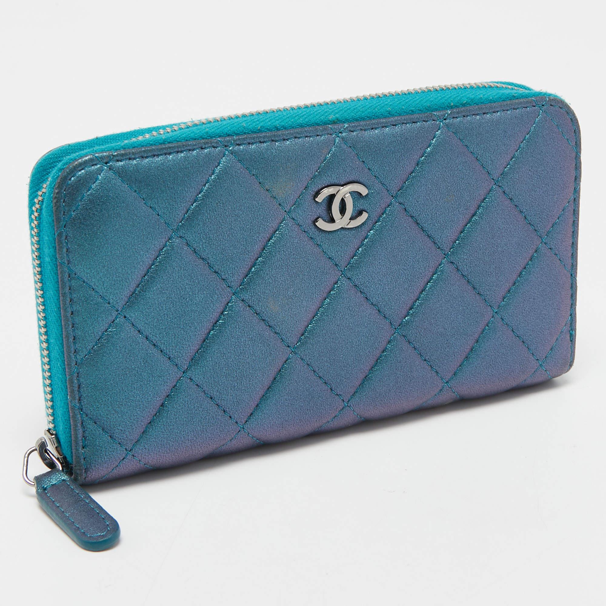 Chanel Metallic Blau Gestepptes Leder Classic Zip Brieftasche im Zustand „Gut“ im Angebot in Dubai, Al Qouz 2