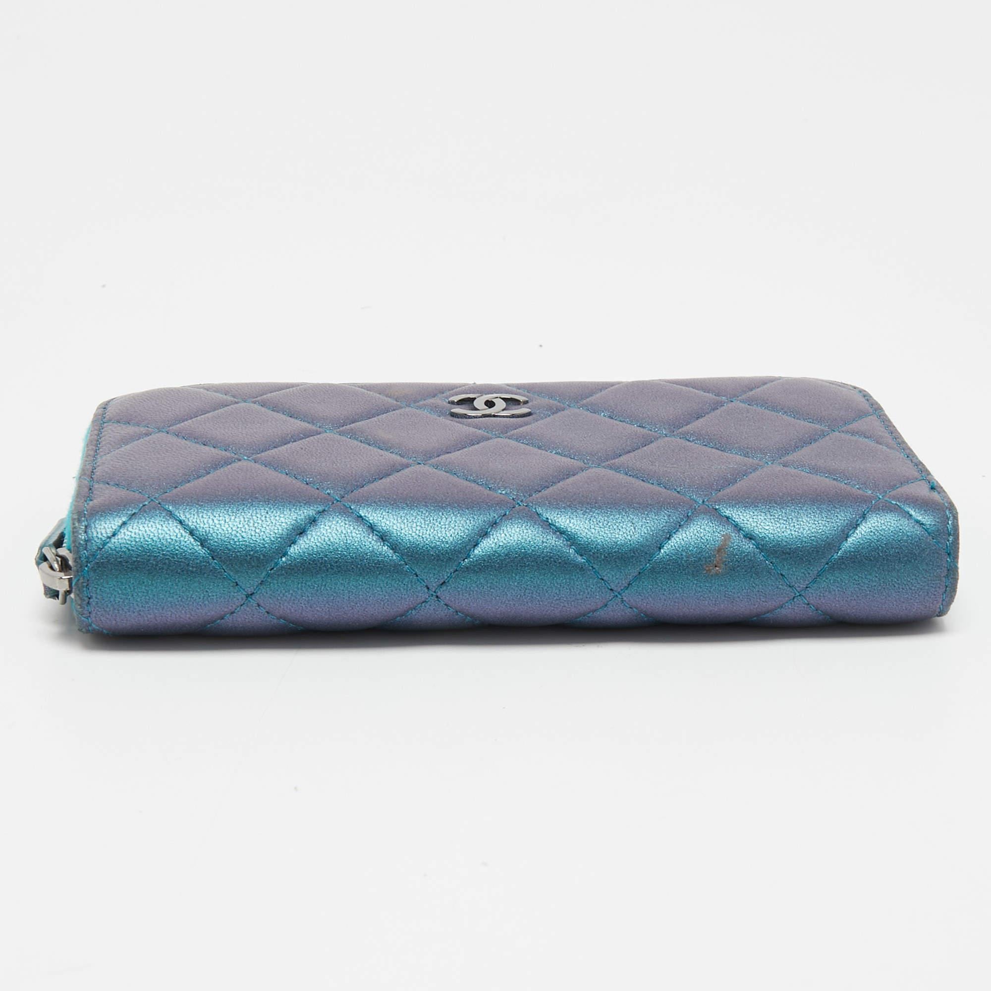Chanel Metallic Blau Gestepptes Leder Classic Zip Brieftasche Damen im Angebot