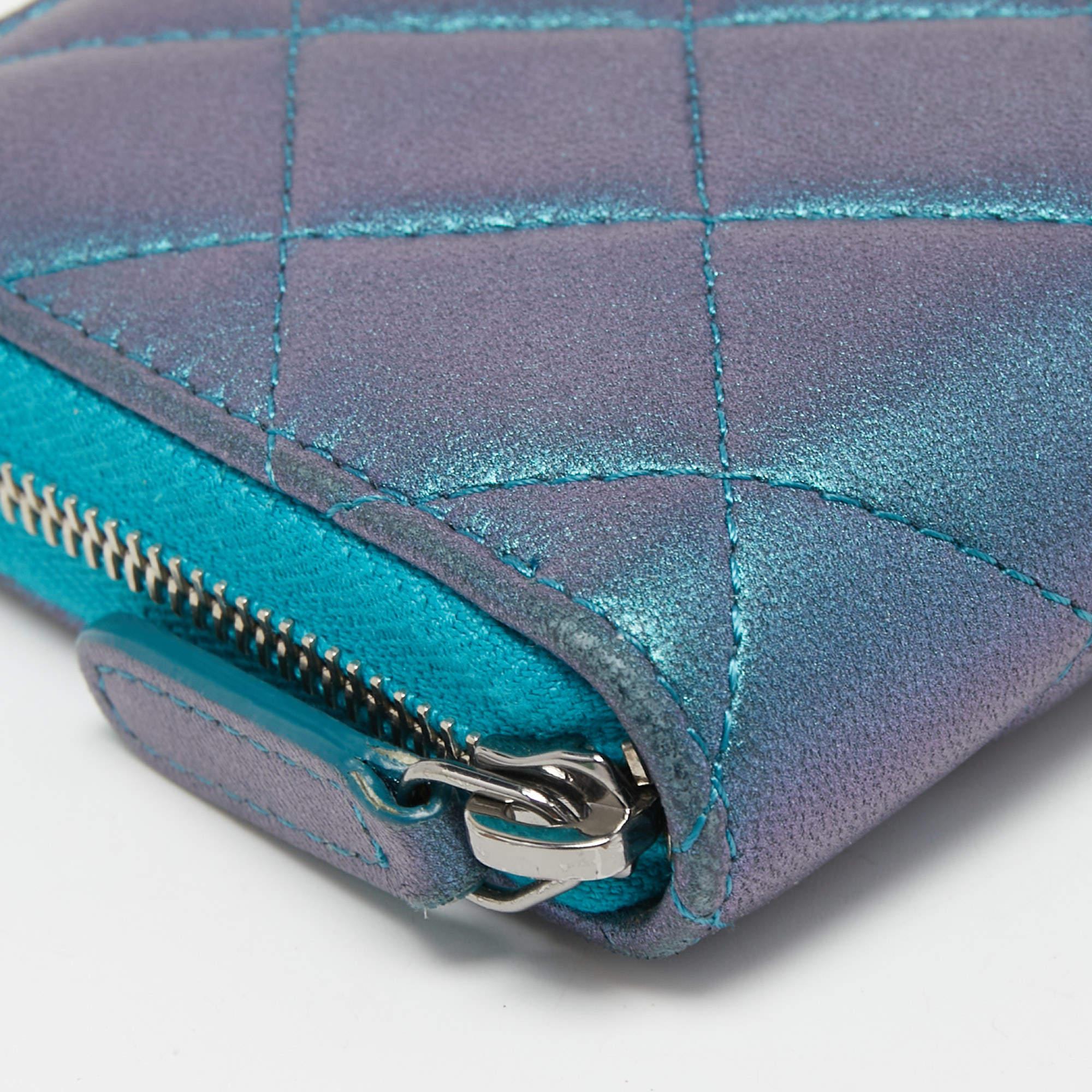 Chanel Metallic Blau Gestepptes Leder Classic Zip Brieftasche im Angebot 1