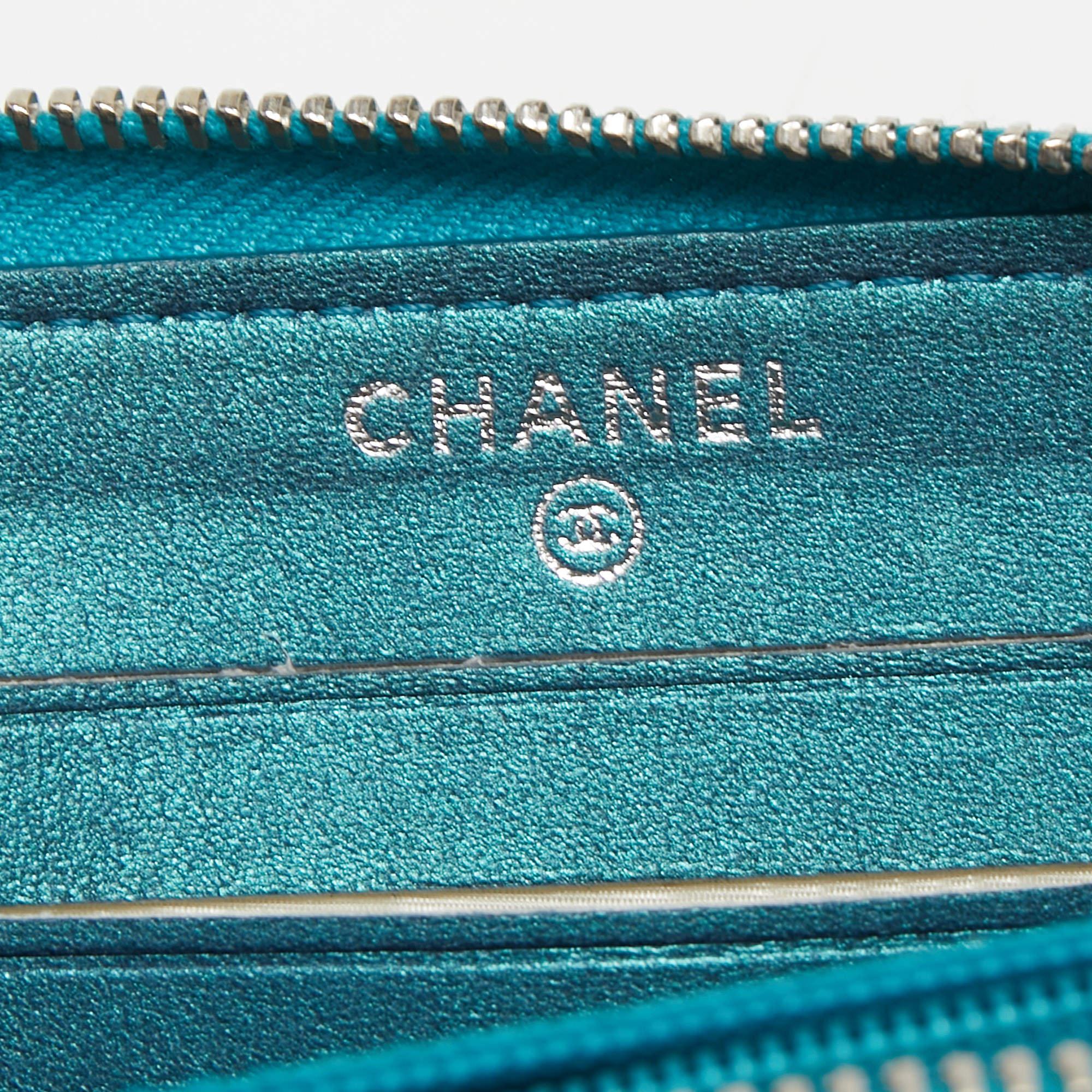 Chanel Metallic Blau Gestepptes Leder Classic Zip Brieftasche im Angebot 3
