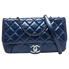 Chanel Metallic Blaue gesteppte Coco plissierte Ledertasche mit Klappe