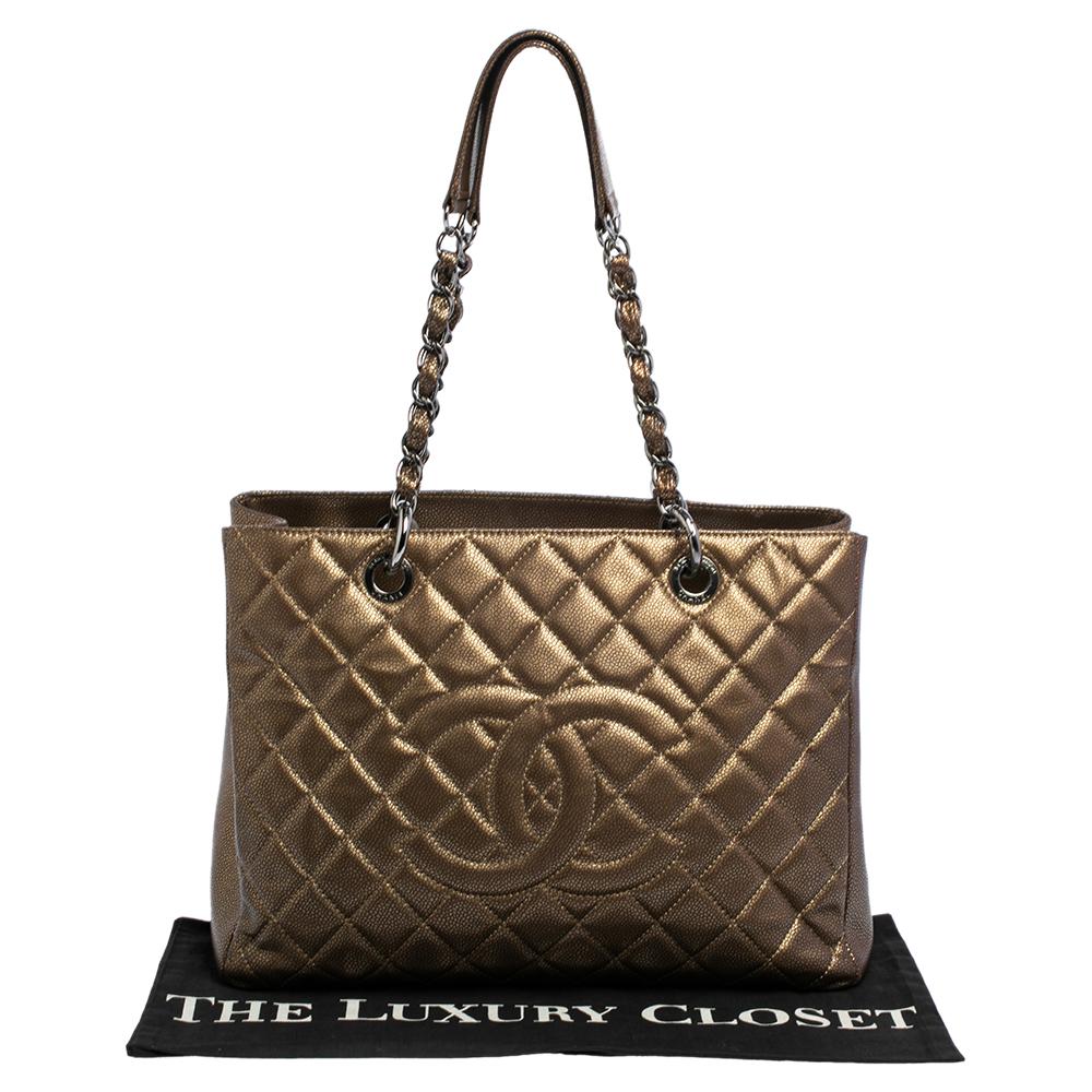 Diese Chanel-Tasche aus bronzefarbenem Kaviar-Leder mit Griffen aus Leder und Kette und einem geprägten CC-Logo auf einem gesteppten Muster strahlt genau die richtige Portion Raffinesse aus. Die Tasche ist oben offen und hat ein geräumiges Fach::